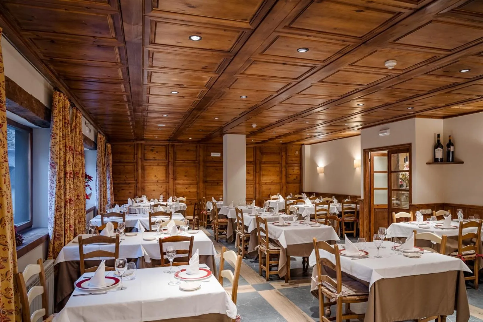 Restaurant/places to eat in Hotel Chalet Bassibe