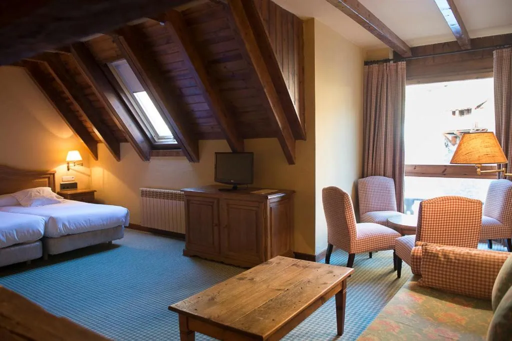 Photo of the whole room, Bed in Hotel Chalet Bassibe