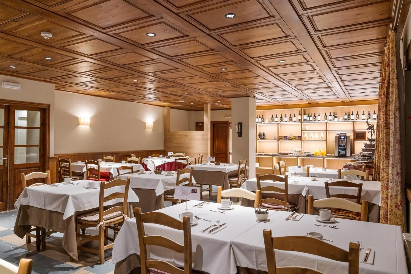 Restaurant/places to eat in Hotel Chalet Bassibe