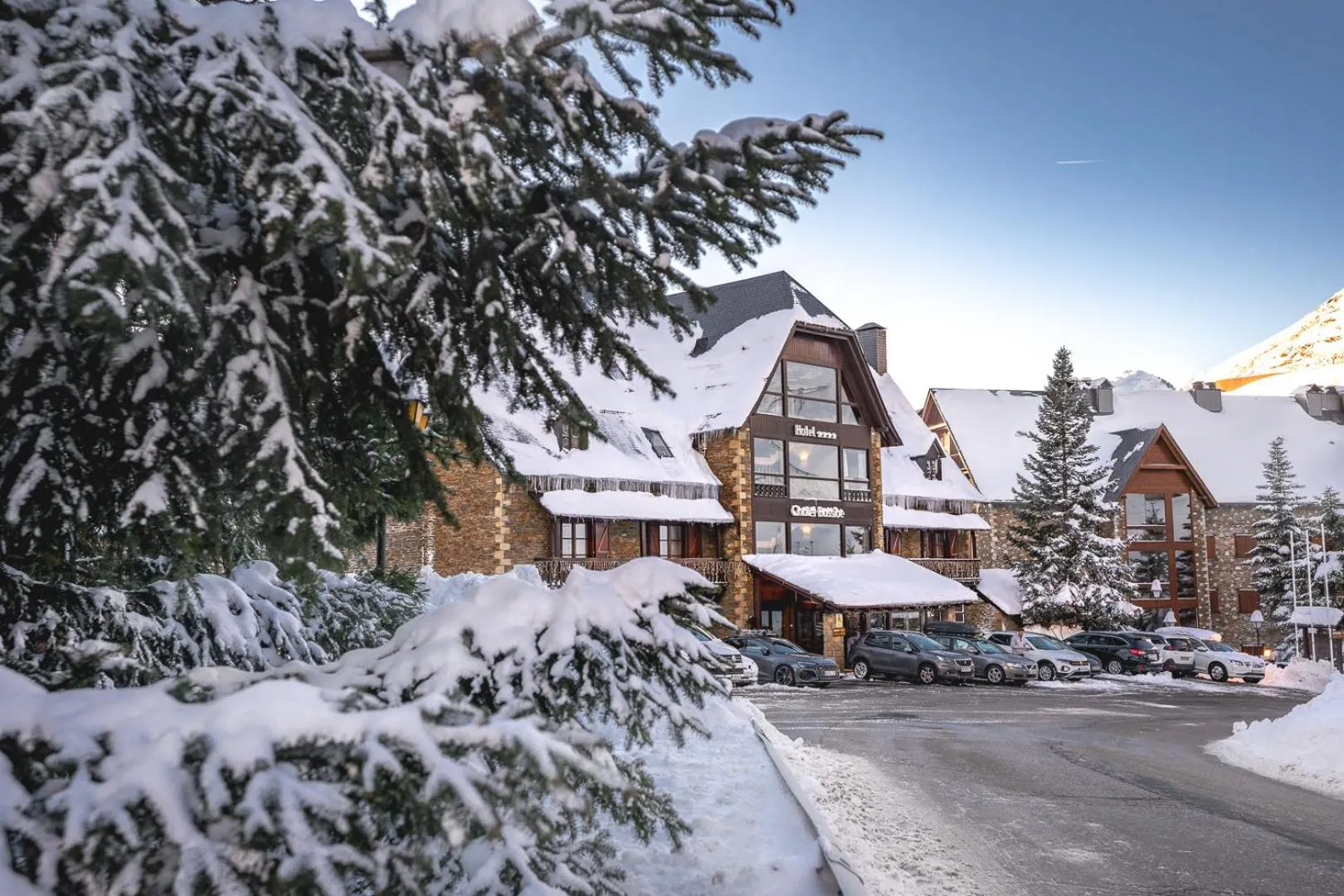Property building in Hotel Chalet Bassibe