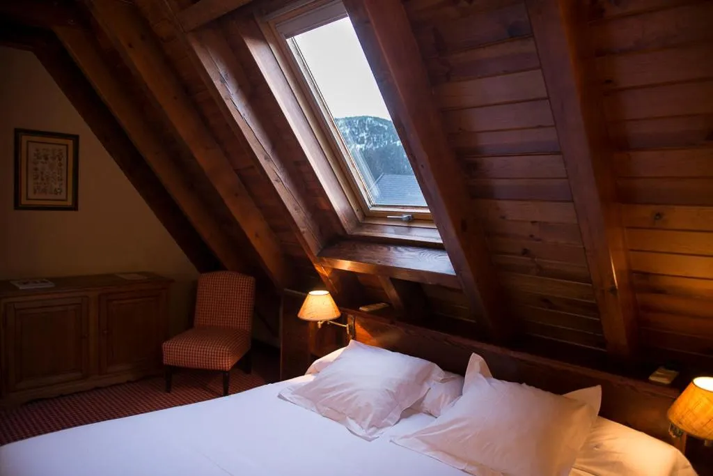 Bed in Hotel Chalet Bassibe