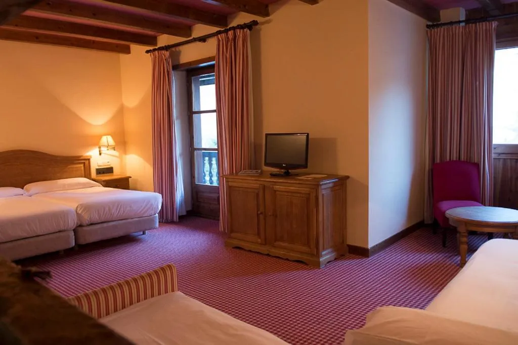 Photo of the whole room, Bed in Hotel Chalet Bassibe