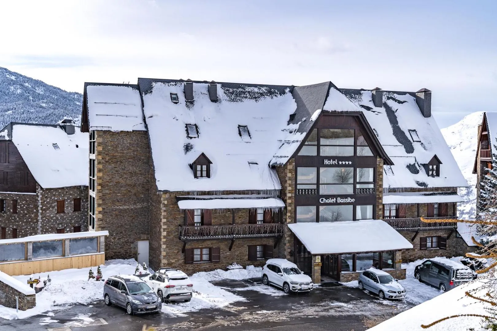 Property building in Hotel Chalet Bassibe