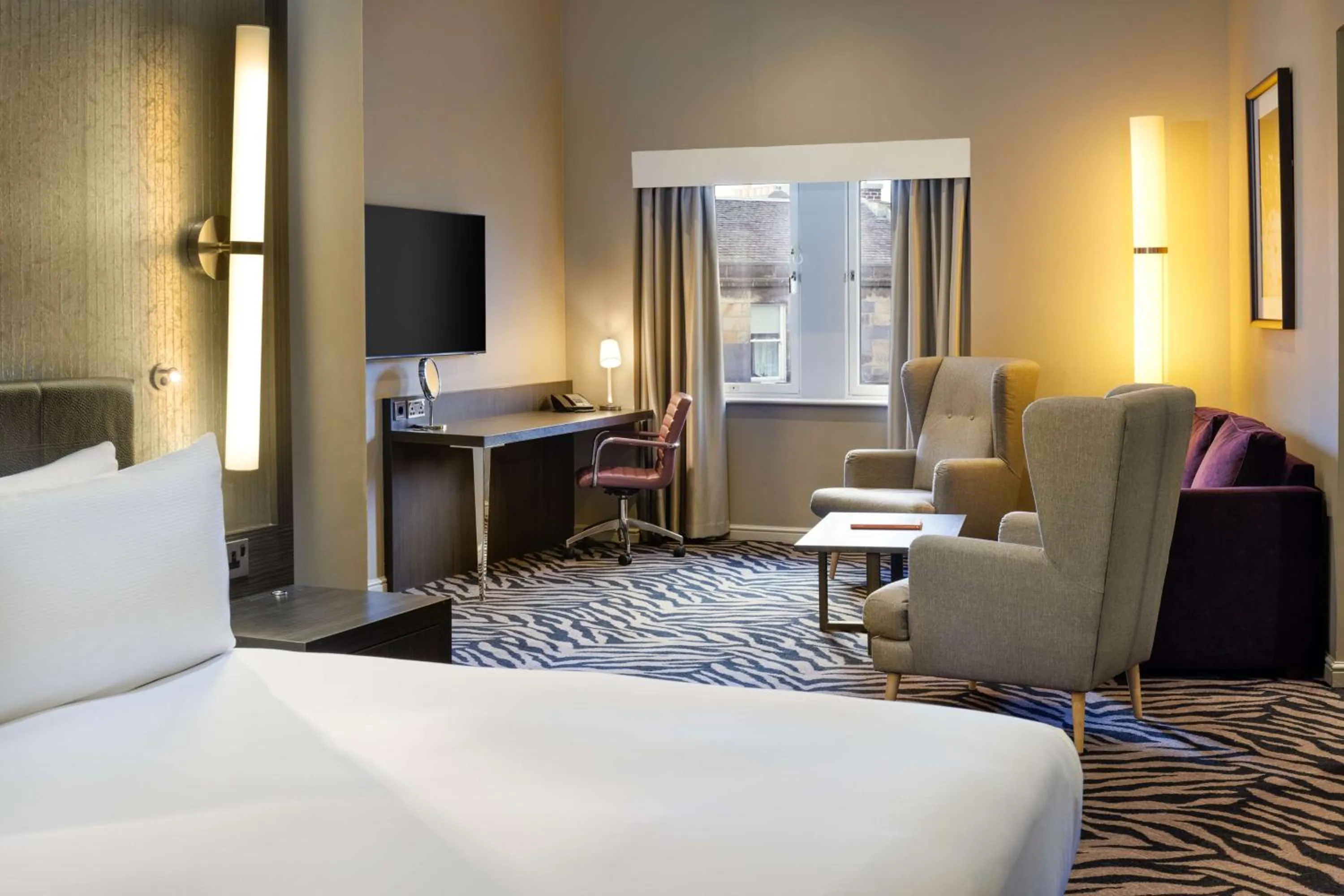 Bedroom, Bed in Doubletree by Hilton Edinburgh City Centre