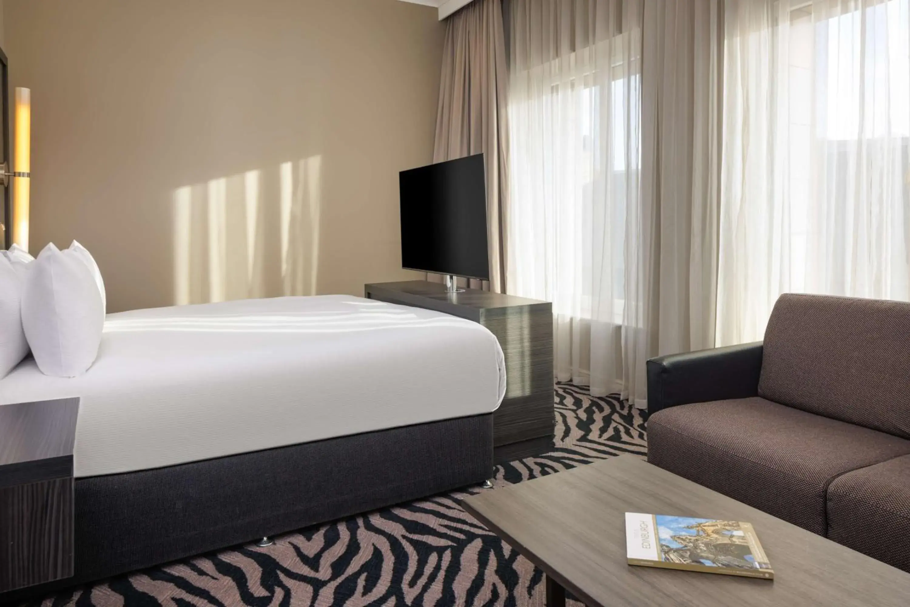 King Guest Room in Doubletree by Hilton Edinburgh City Centre King Guest Room in Doubletree by Hilton Edinburgh City Centre