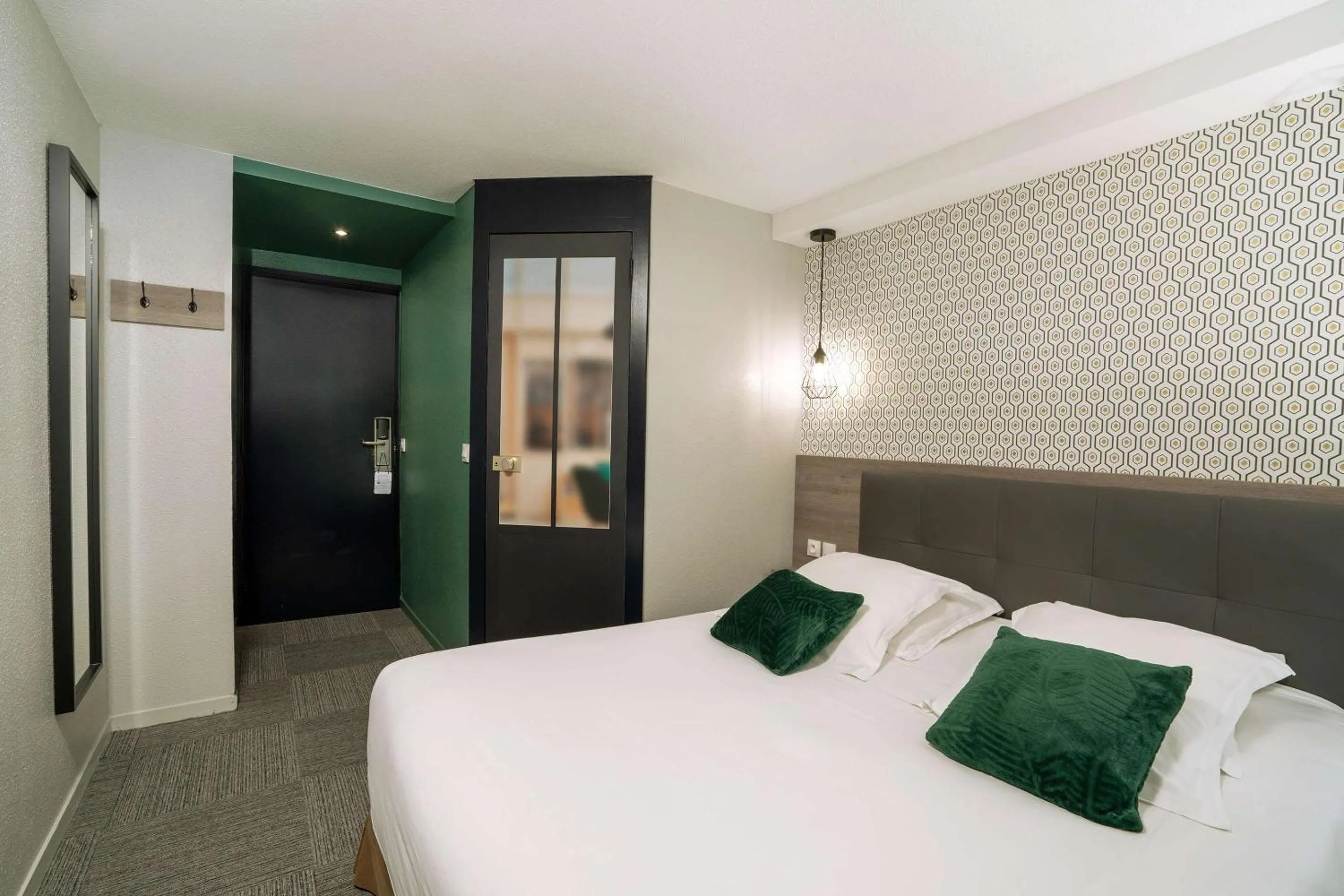 Bedroom, Bed in Sure Hotel by Best Western Rouvignies Valenciennes