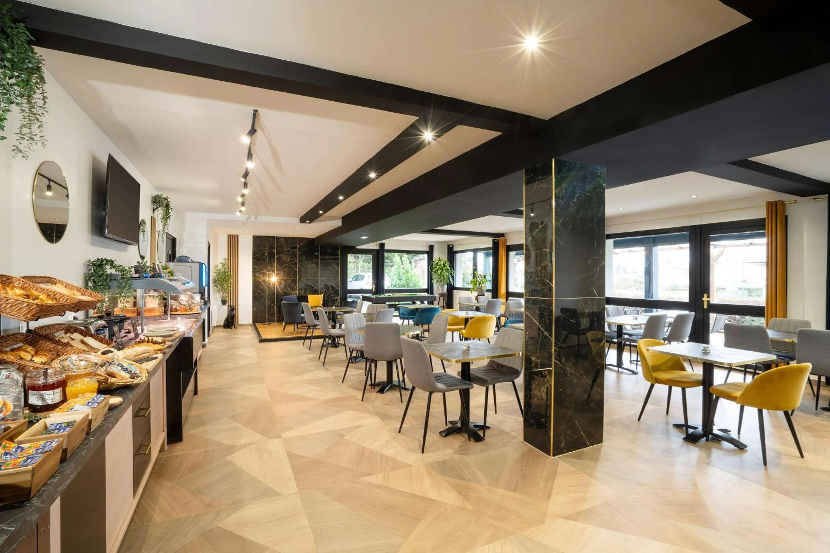 Restaurant/places to eat in Sure Hotel by Best Western Rouvignies Valenciennes