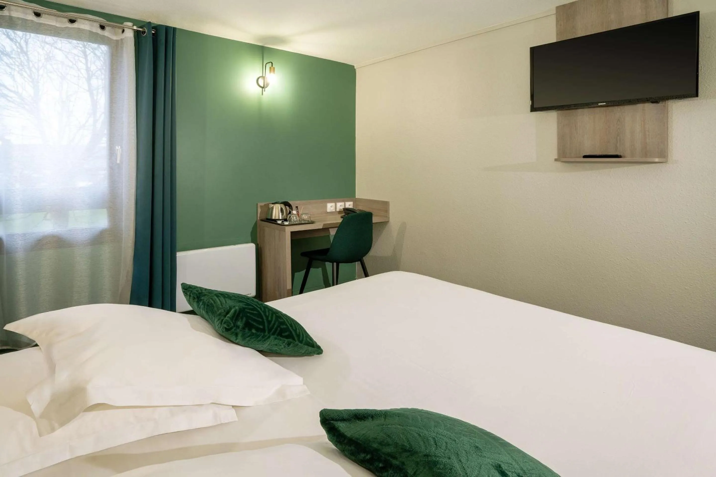 Bedroom, Bed in Sure Hotel by Best Western Rouvignies Valenciennes