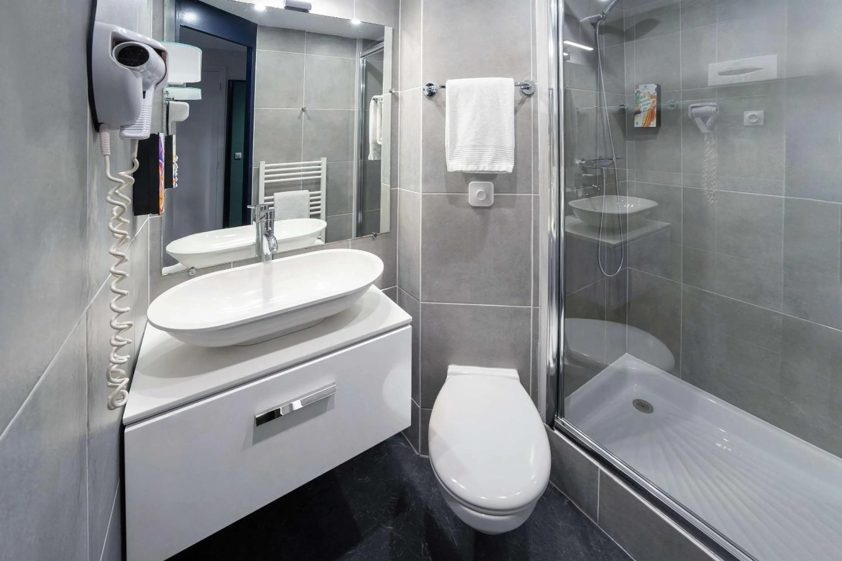 Bathroom in Sure Hotel by Best Western Rouvignies Valenciennes