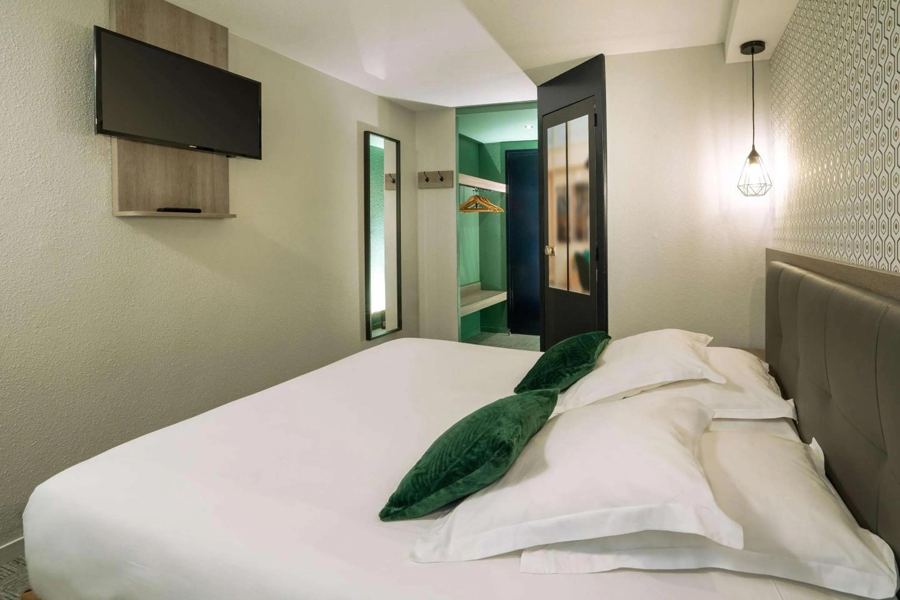 Bedroom, Bed in Sure Hotel by Best Western Rouvignies Valenciennes