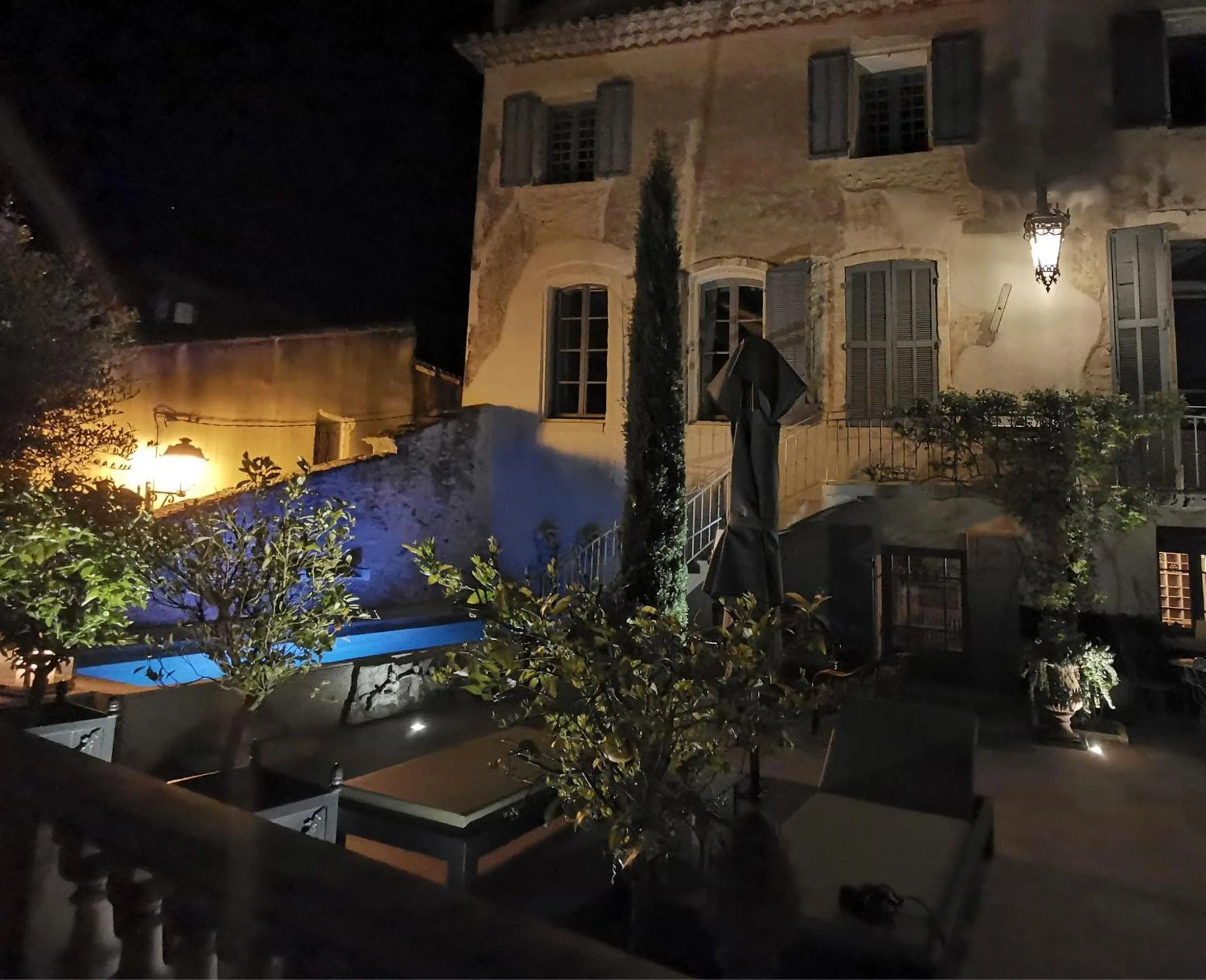 Property building in Le Petit Chateau