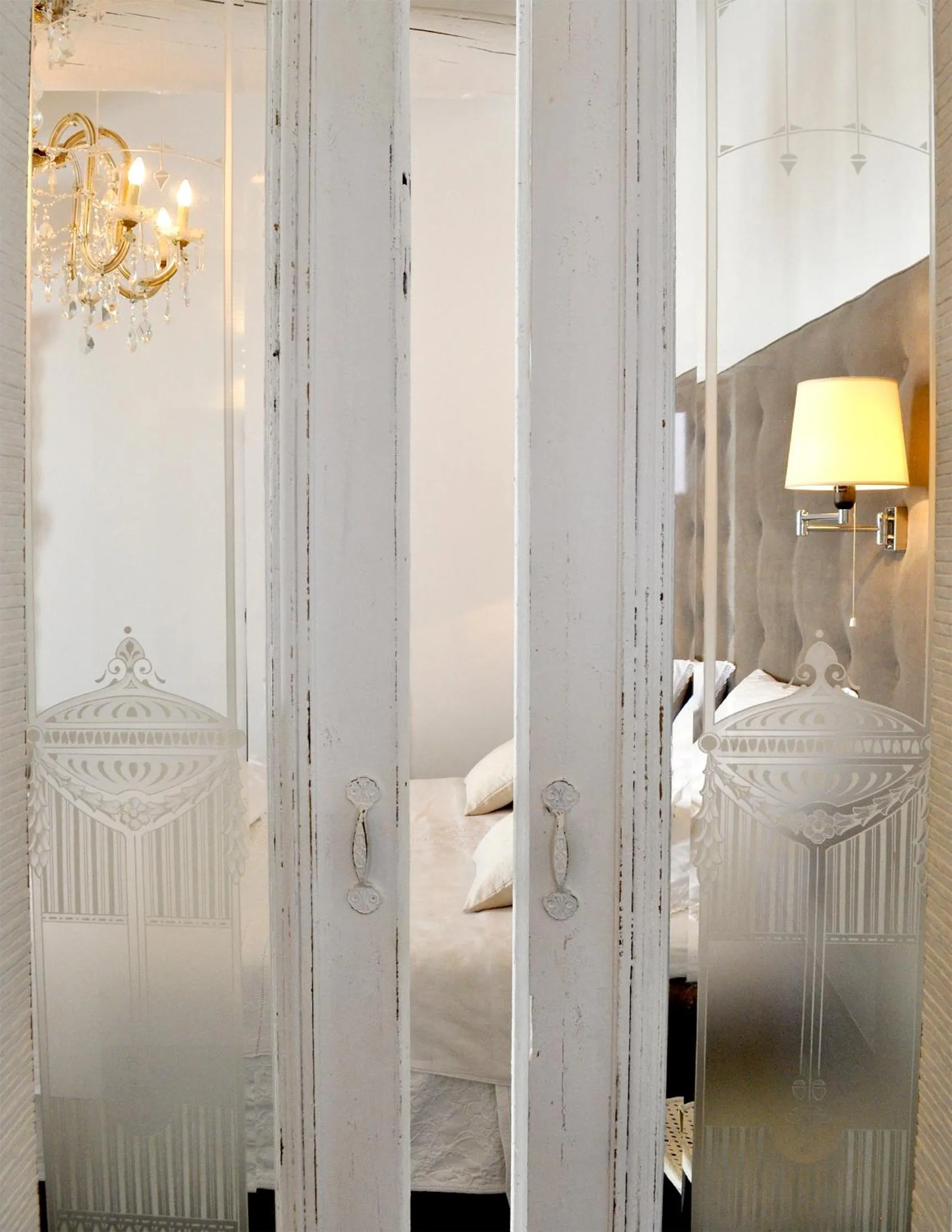Bedroom, Bed in Le Petit Chateau