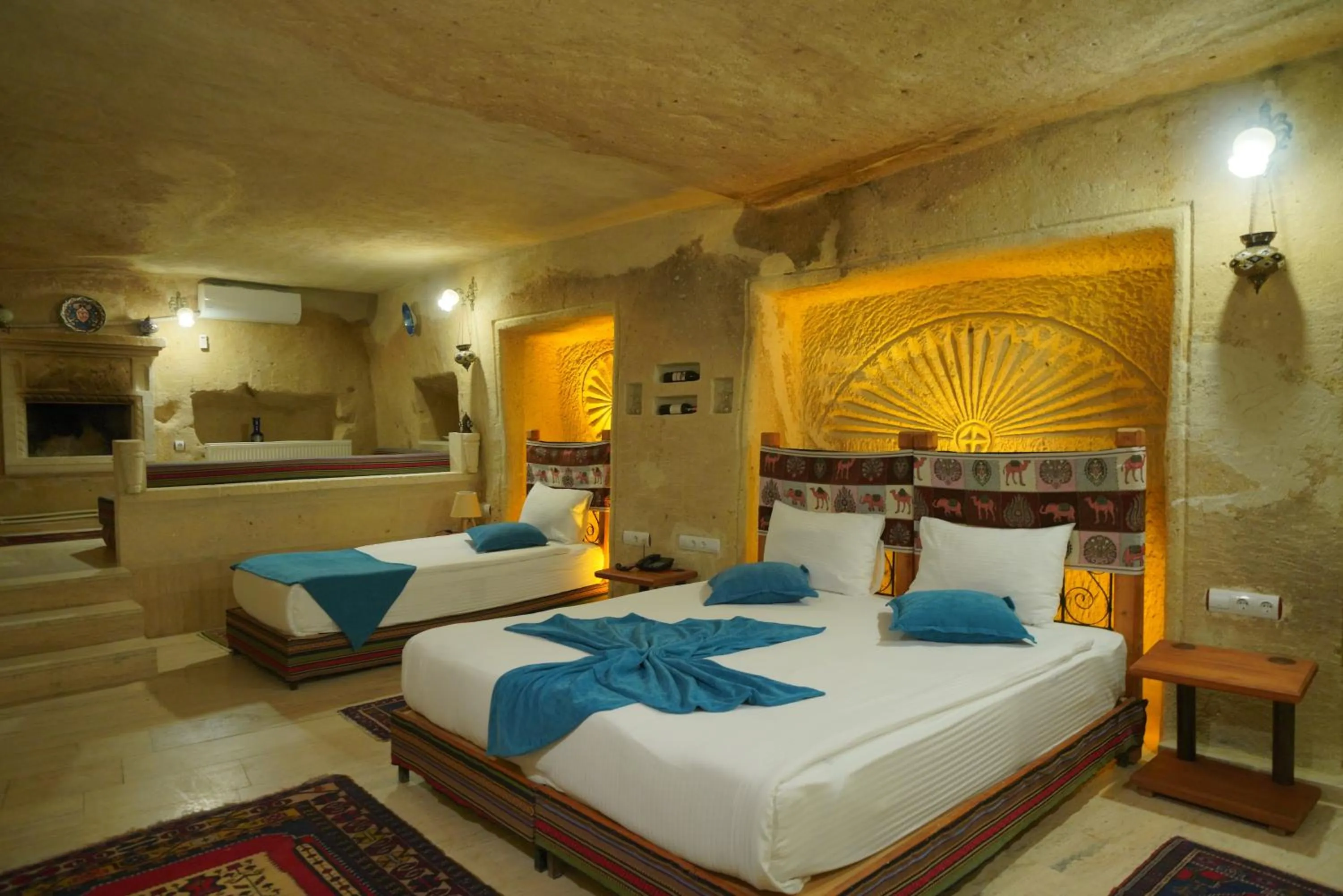 Seating area, Bed in Fosil Cave Hotel