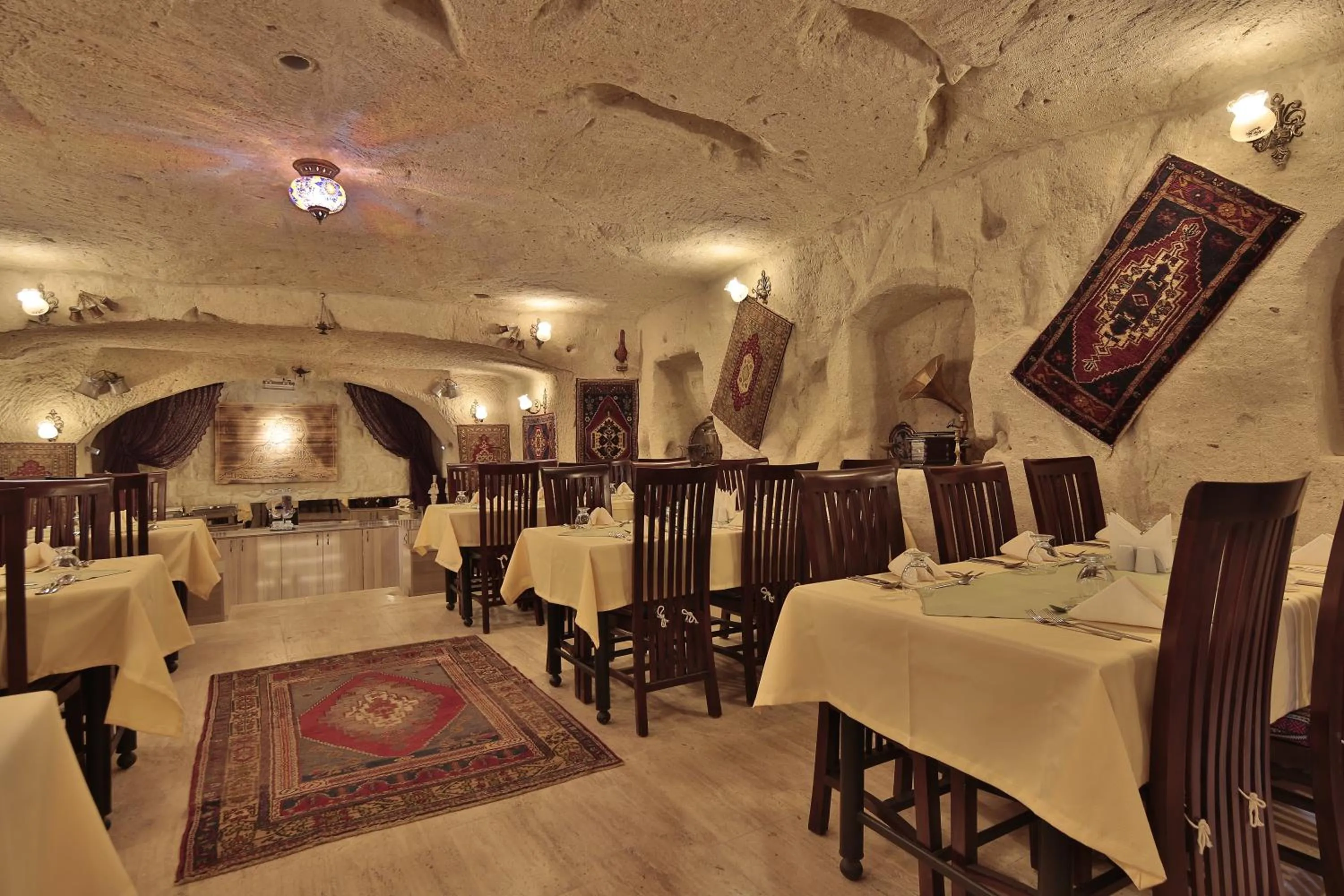 Restaurant/places to eat in Fosil Cave Hotel