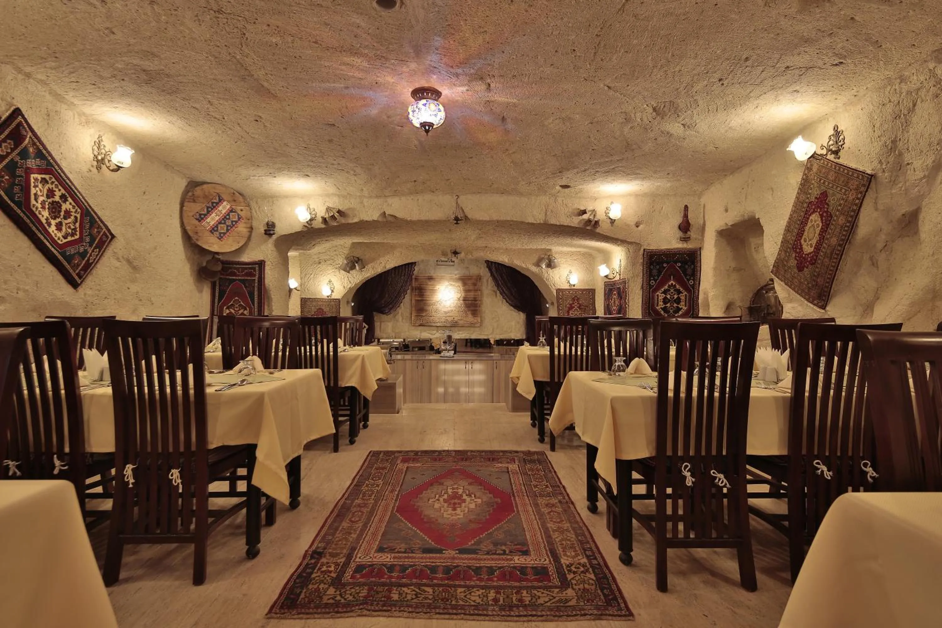 Restaurant/places to eat in Fosil Cave Hotel