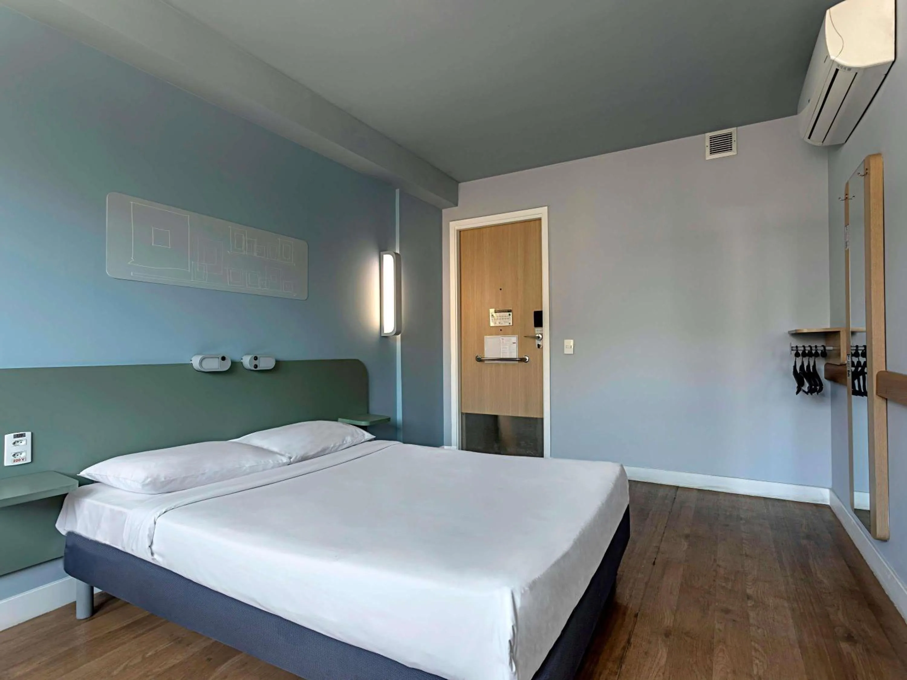 Bedroom, Bed in ibis budget RJ Praia de Botafogo