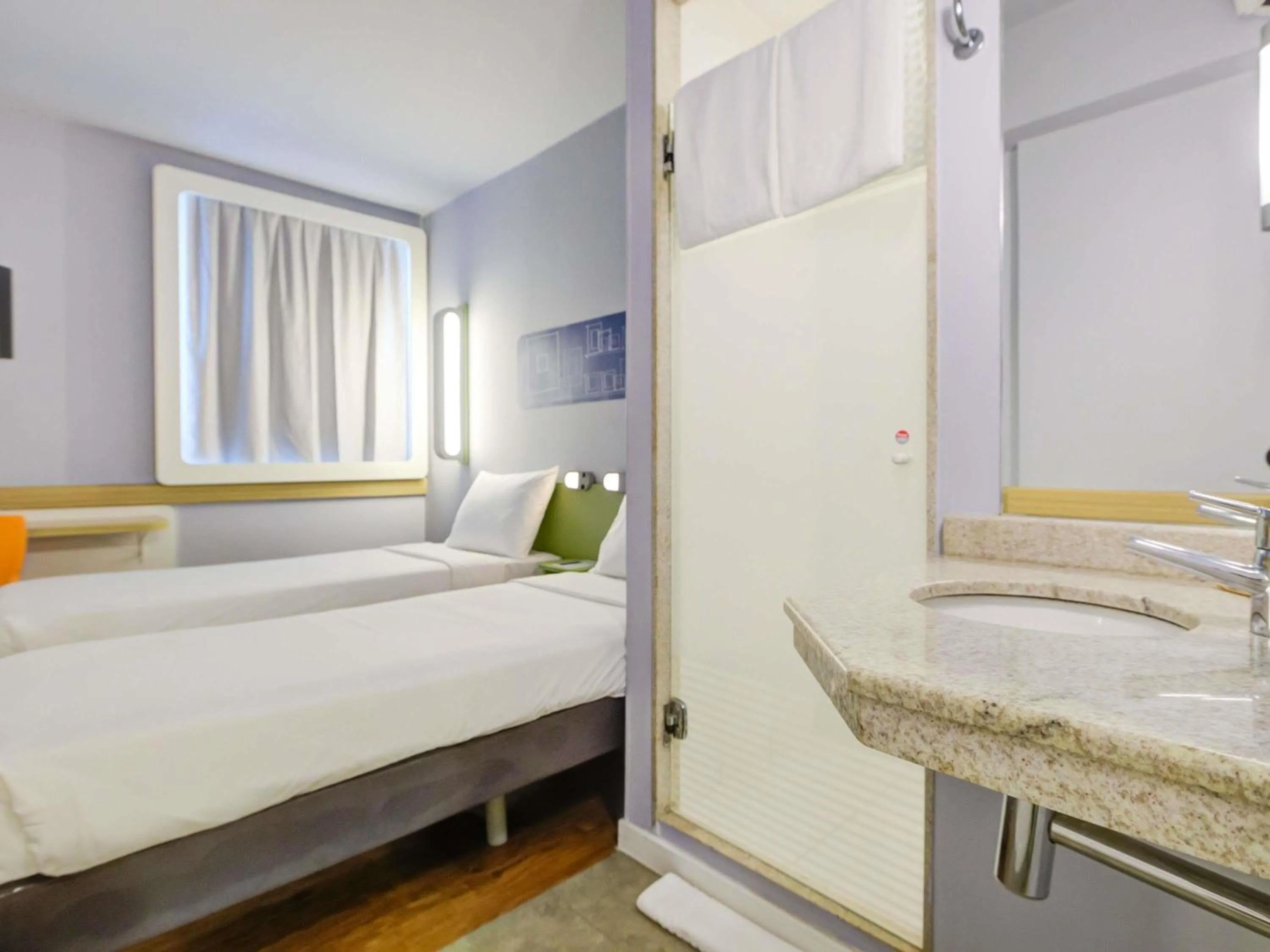 Bathroom, Bed in ibis budget RJ Copacabana