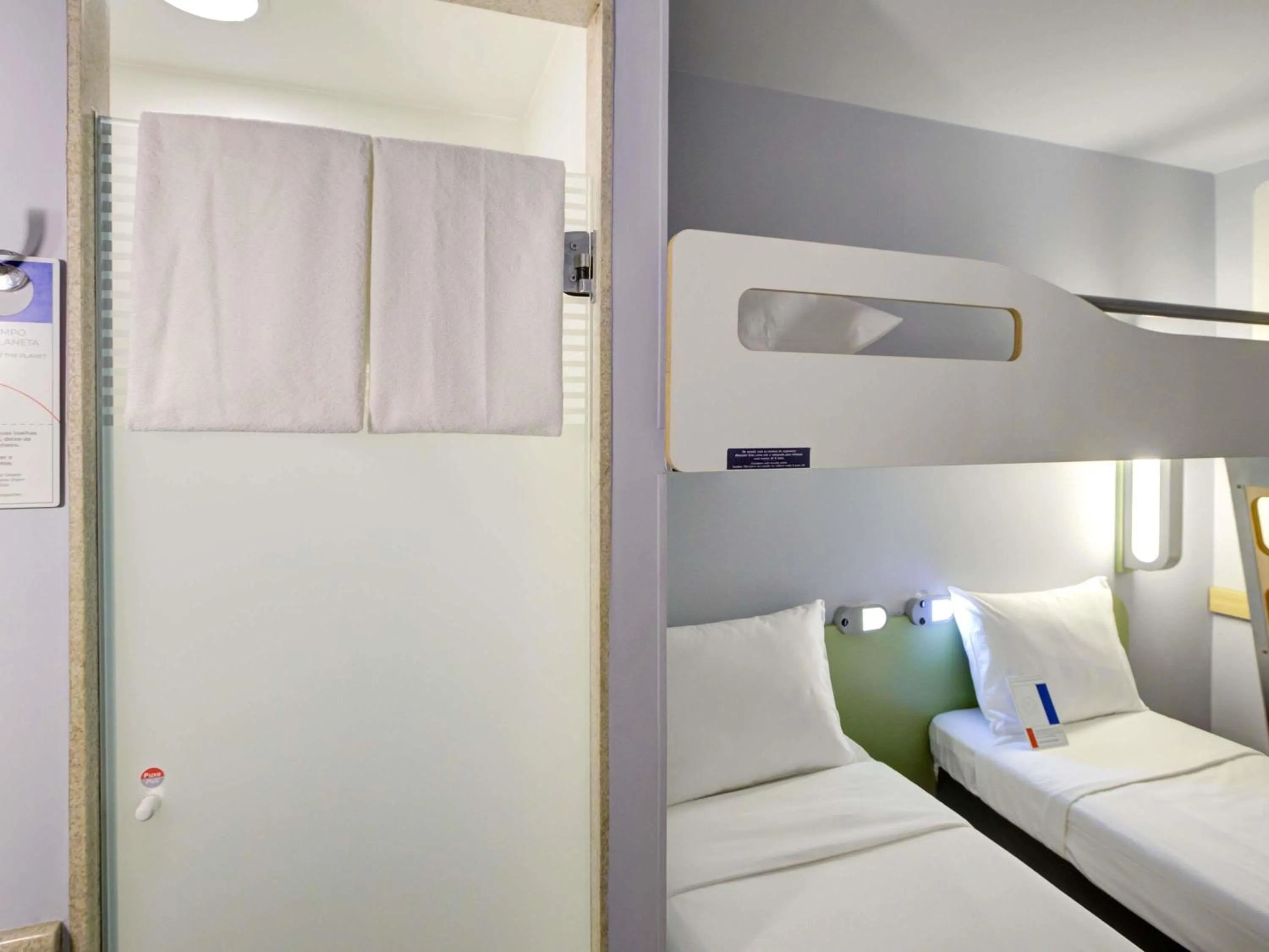 Bathroom, Bed in ibis budget RJ Copacabana