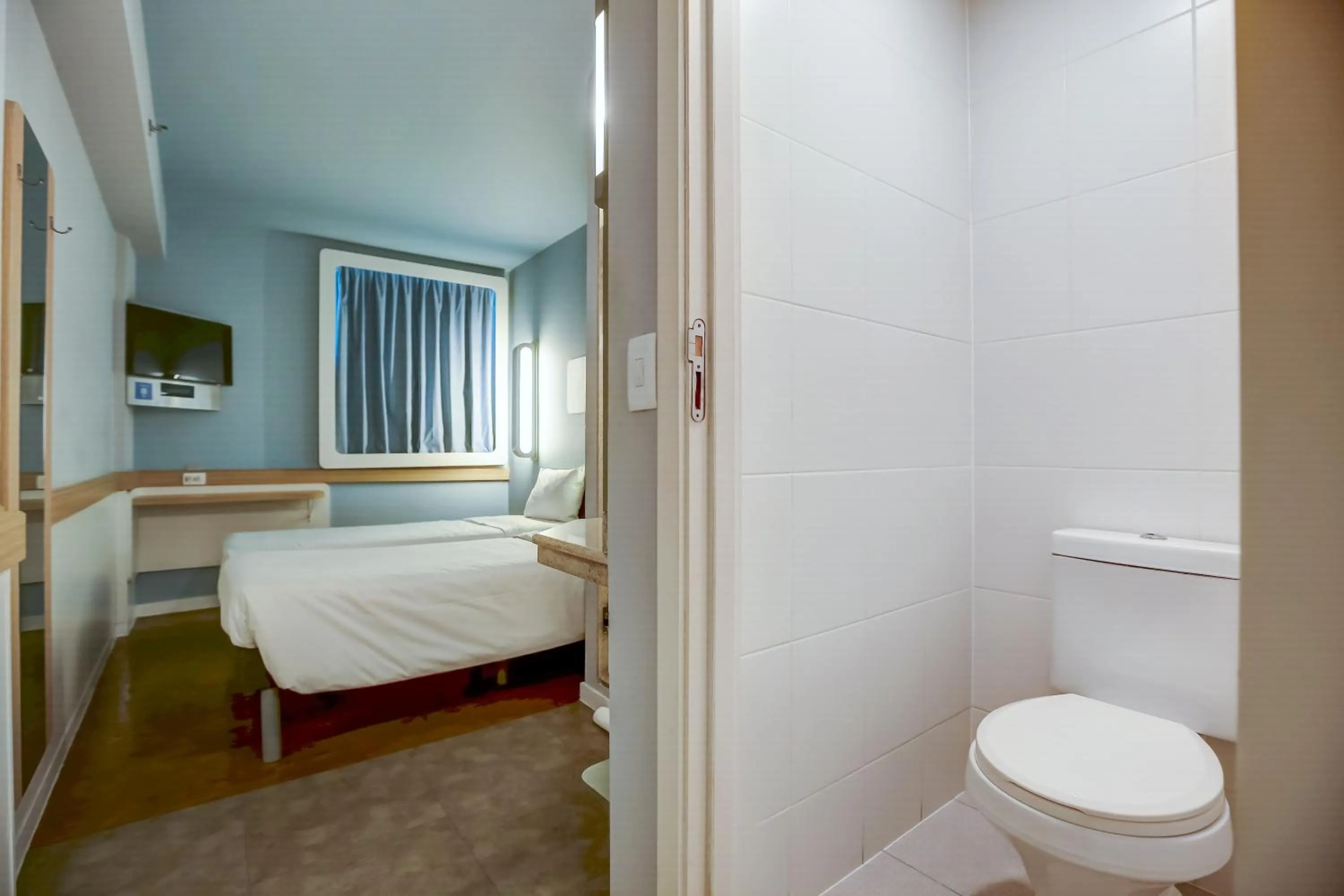 Toilet, Bed in ibis budget RJ Copacabana