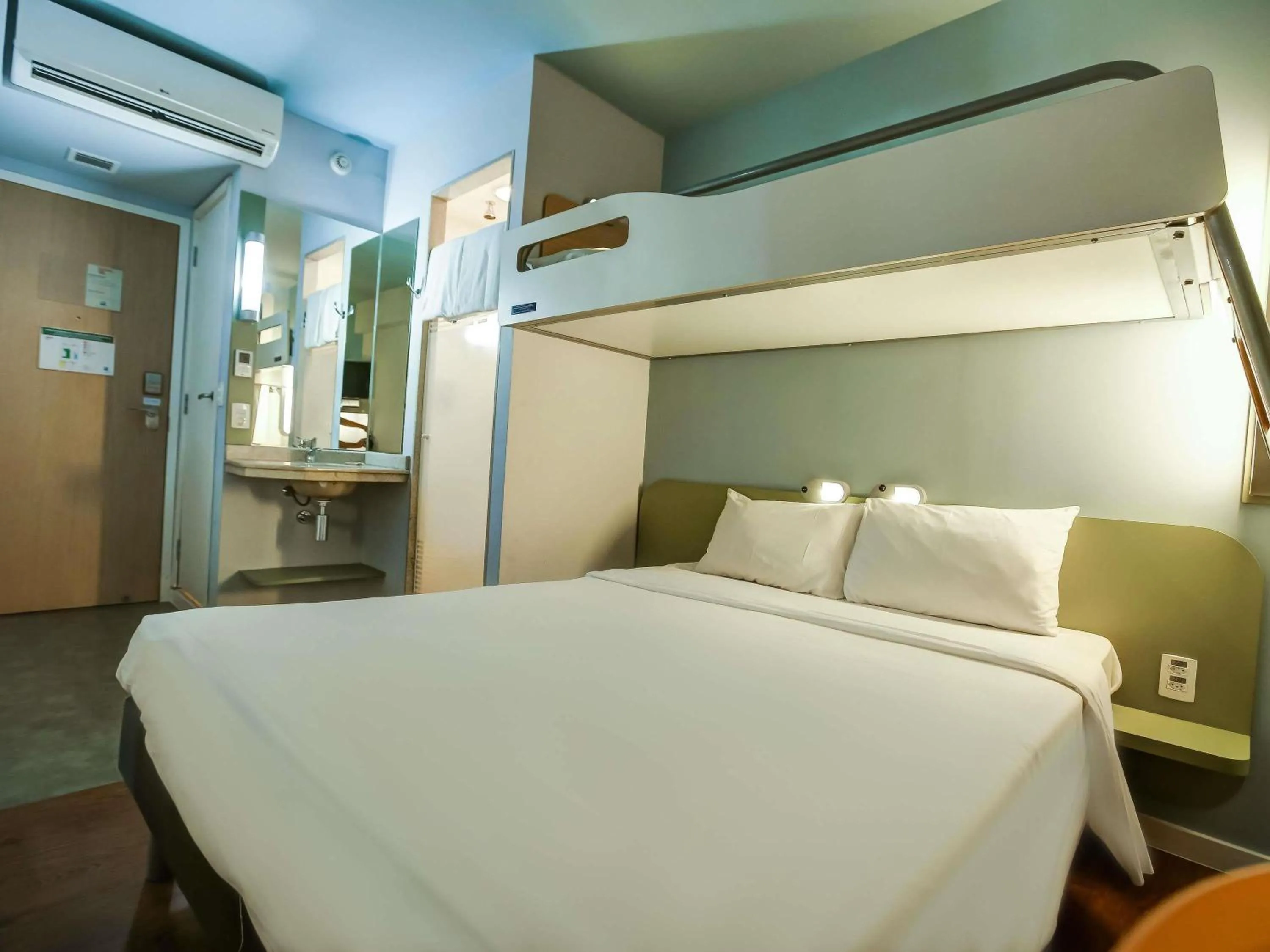 Bedroom, Bed in ibis budget RJ Copacabana