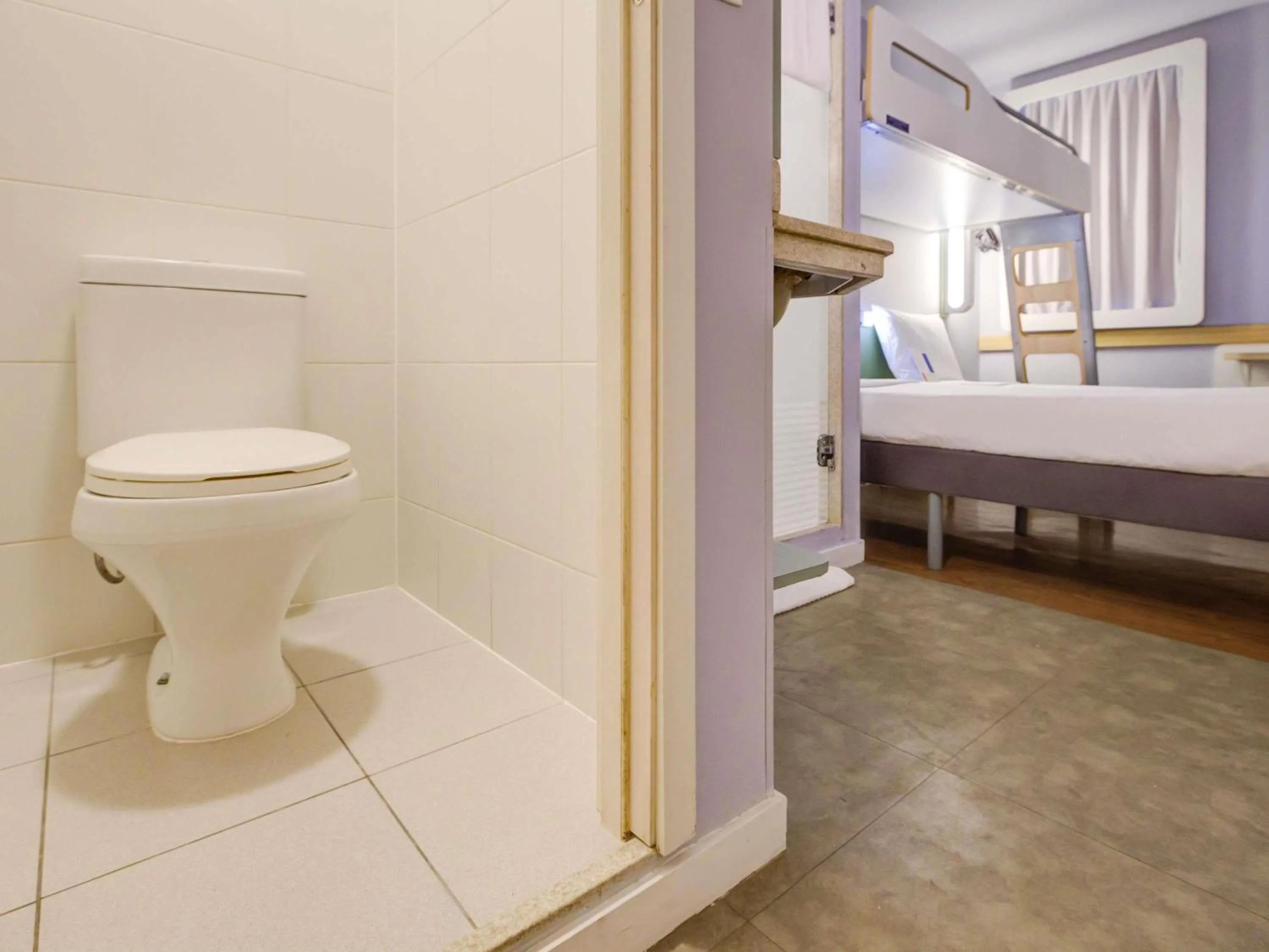 Bathroom, Bed in ibis budget RJ Copacabana