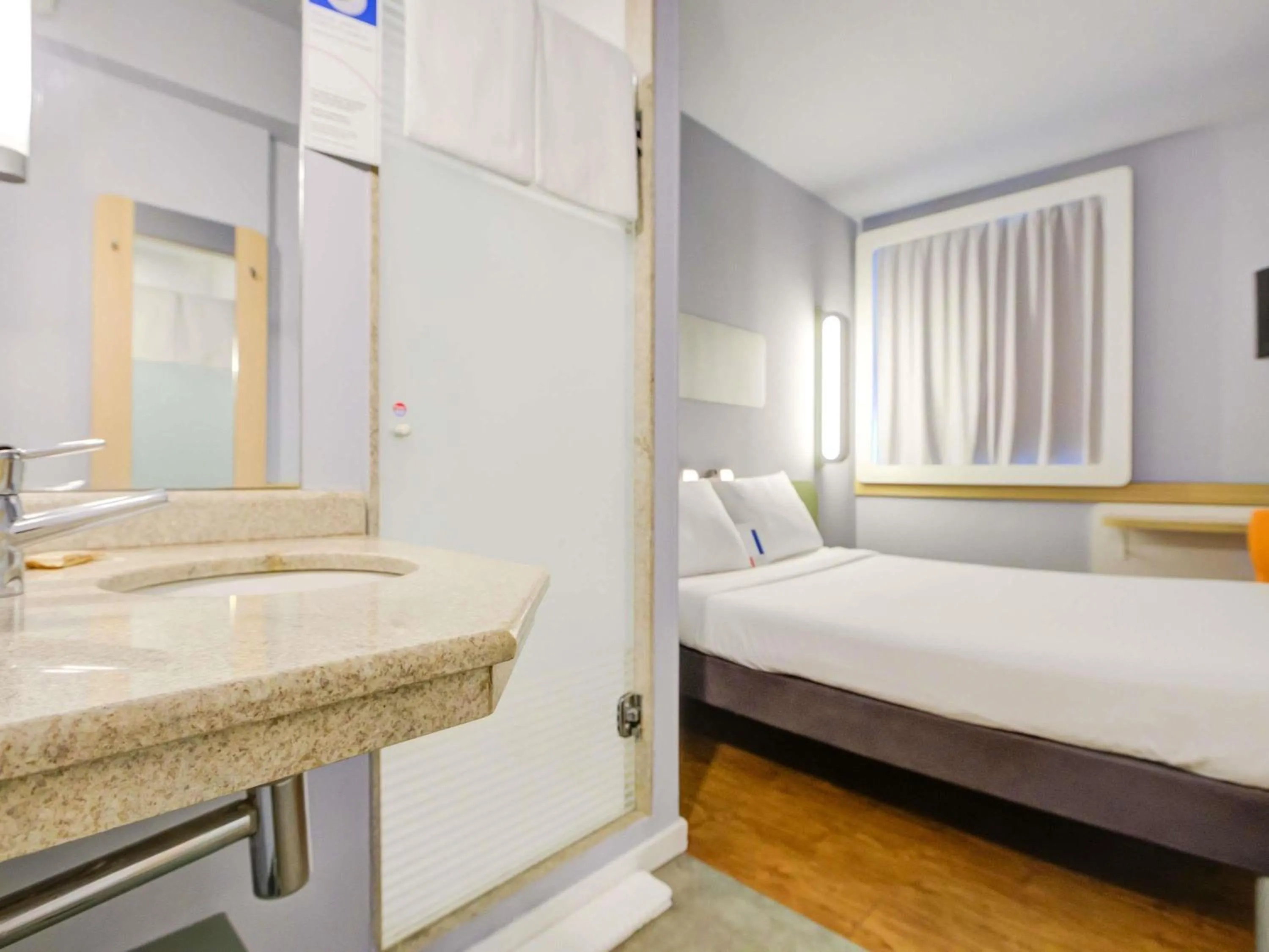 Bathroom, Bed in ibis budget RJ Copacabana