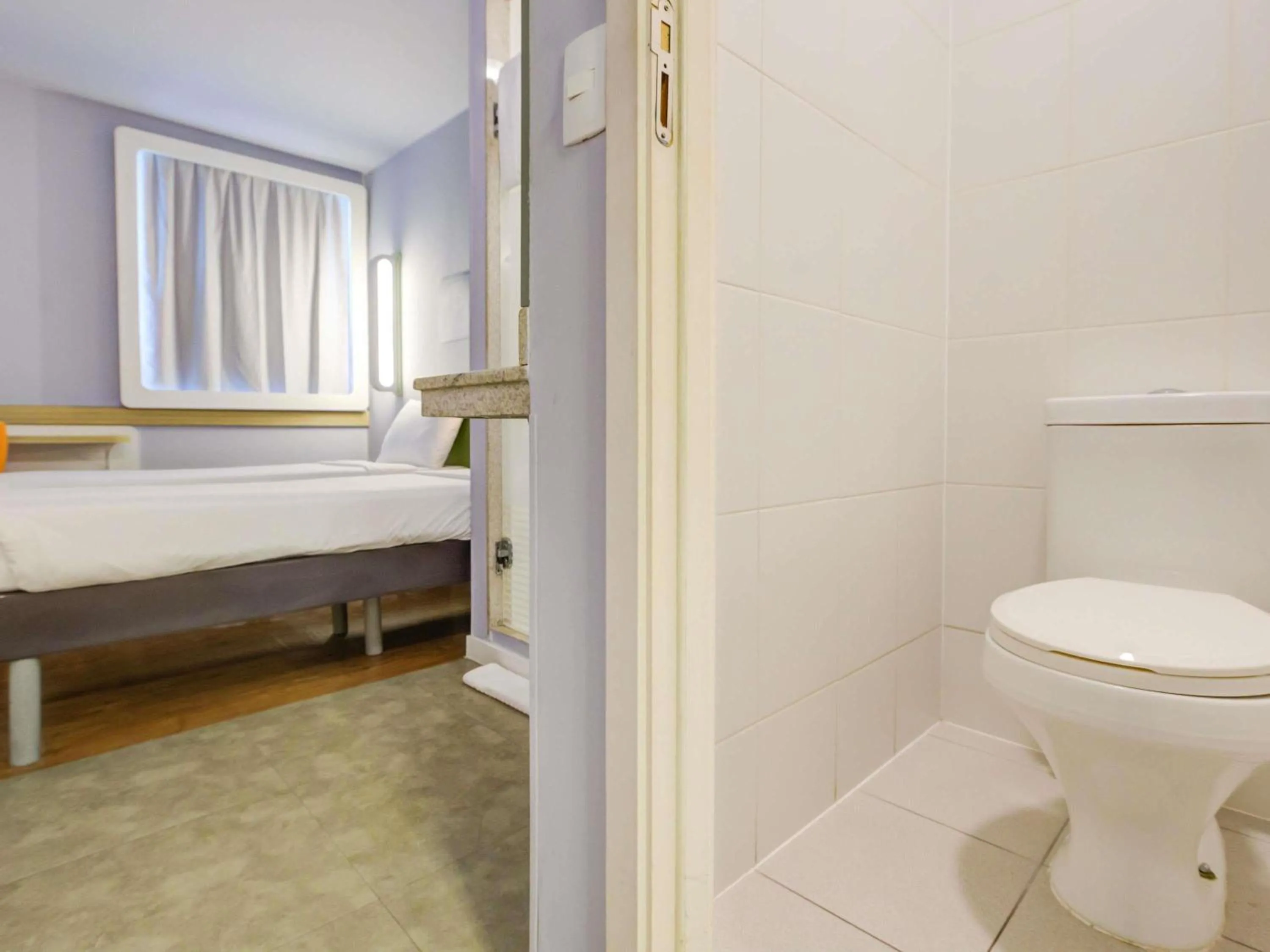 Bathroom, Bed in ibis budget RJ Copacabana