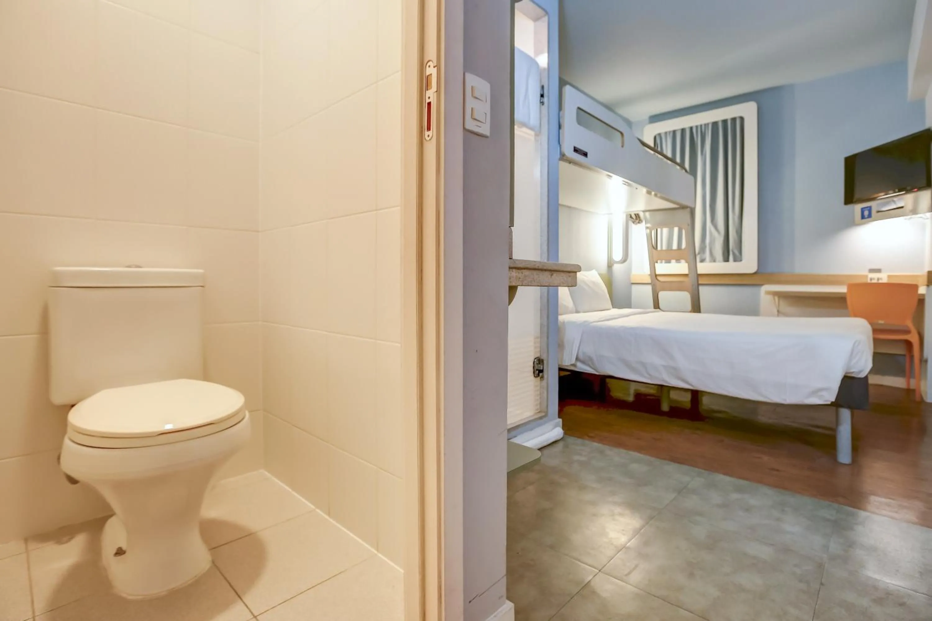 Toilet, Bed in ibis budget RJ Copacabana