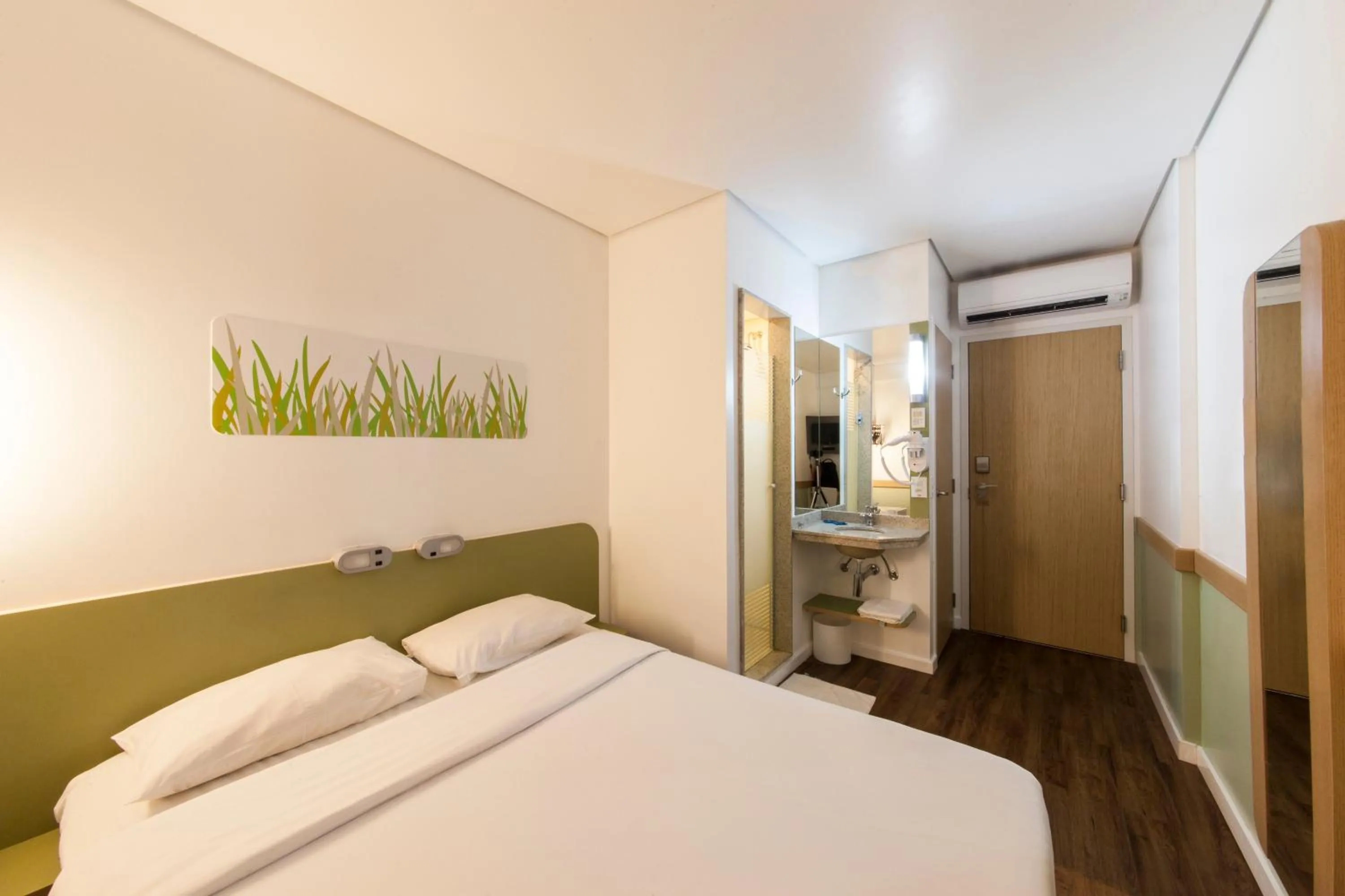 Photo of the whole room, Bed in ibis budget Manaus