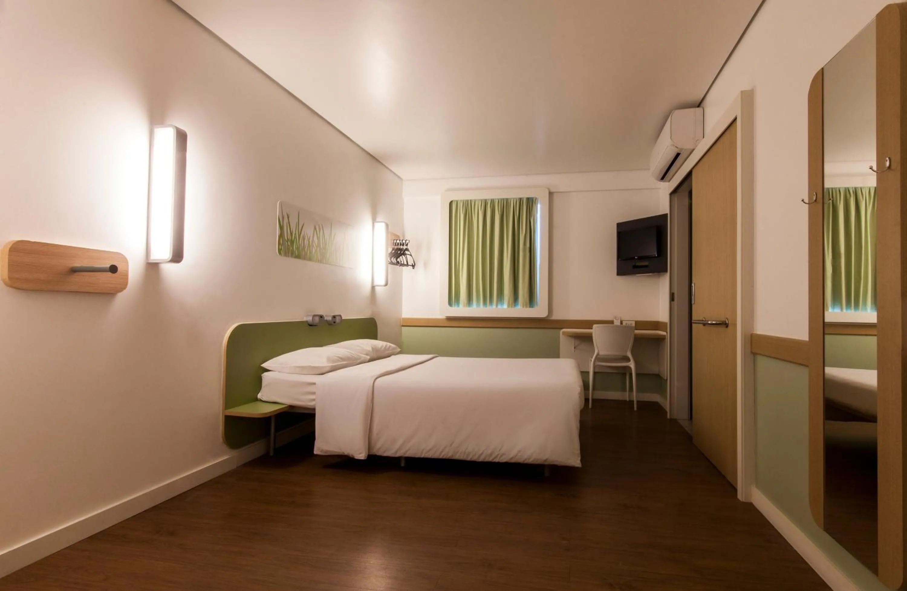 Photo of the whole room, Bed in ibis budget Manaus