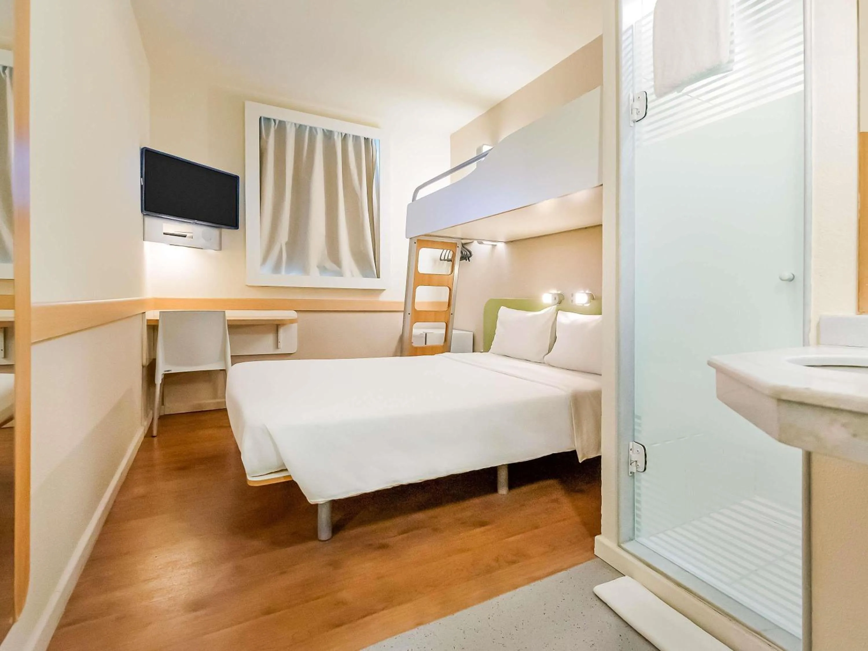 Bedroom, Bed in ibis budget Vitoria