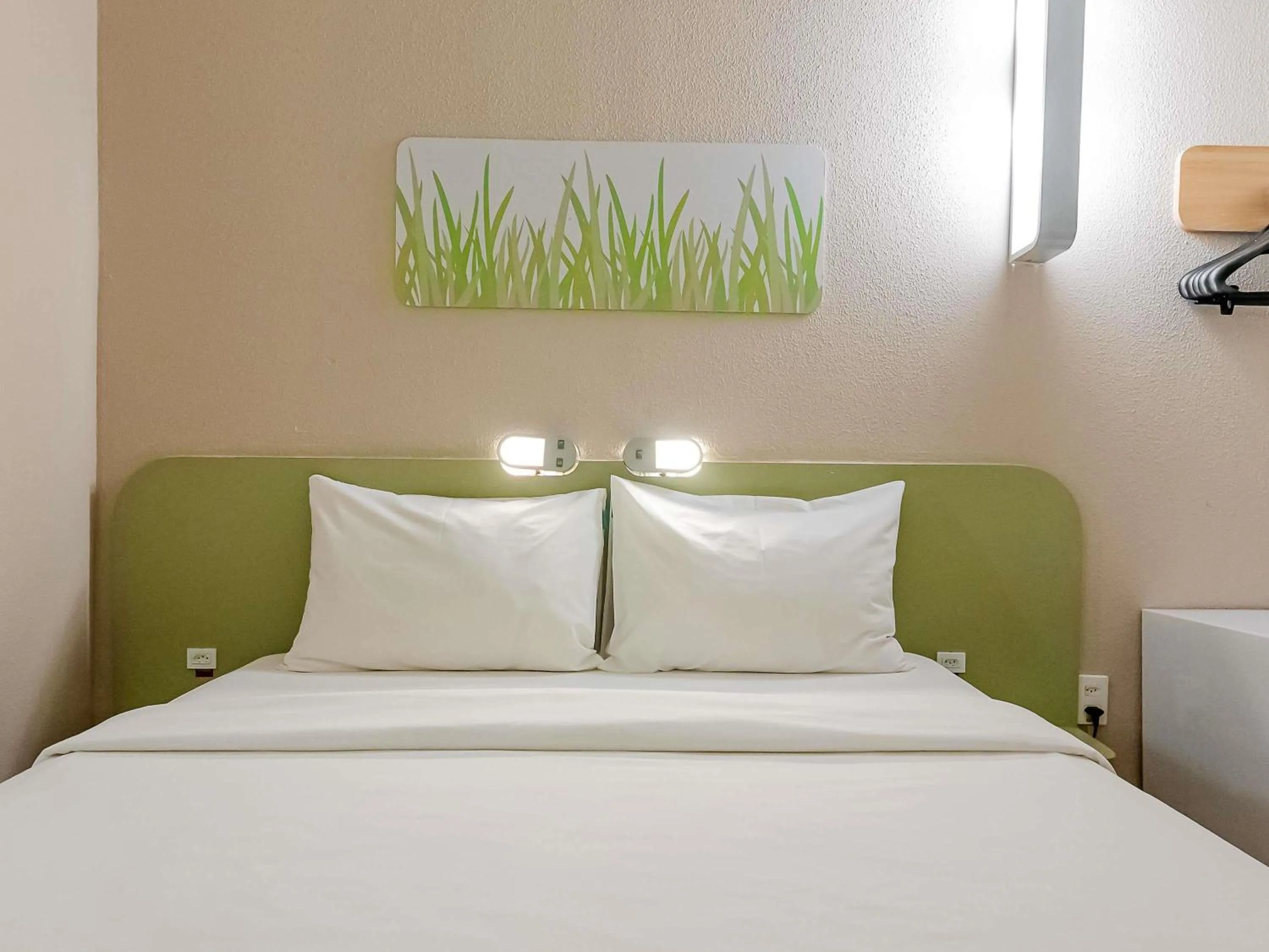 Bedroom, Bed in ibis budget Vitoria