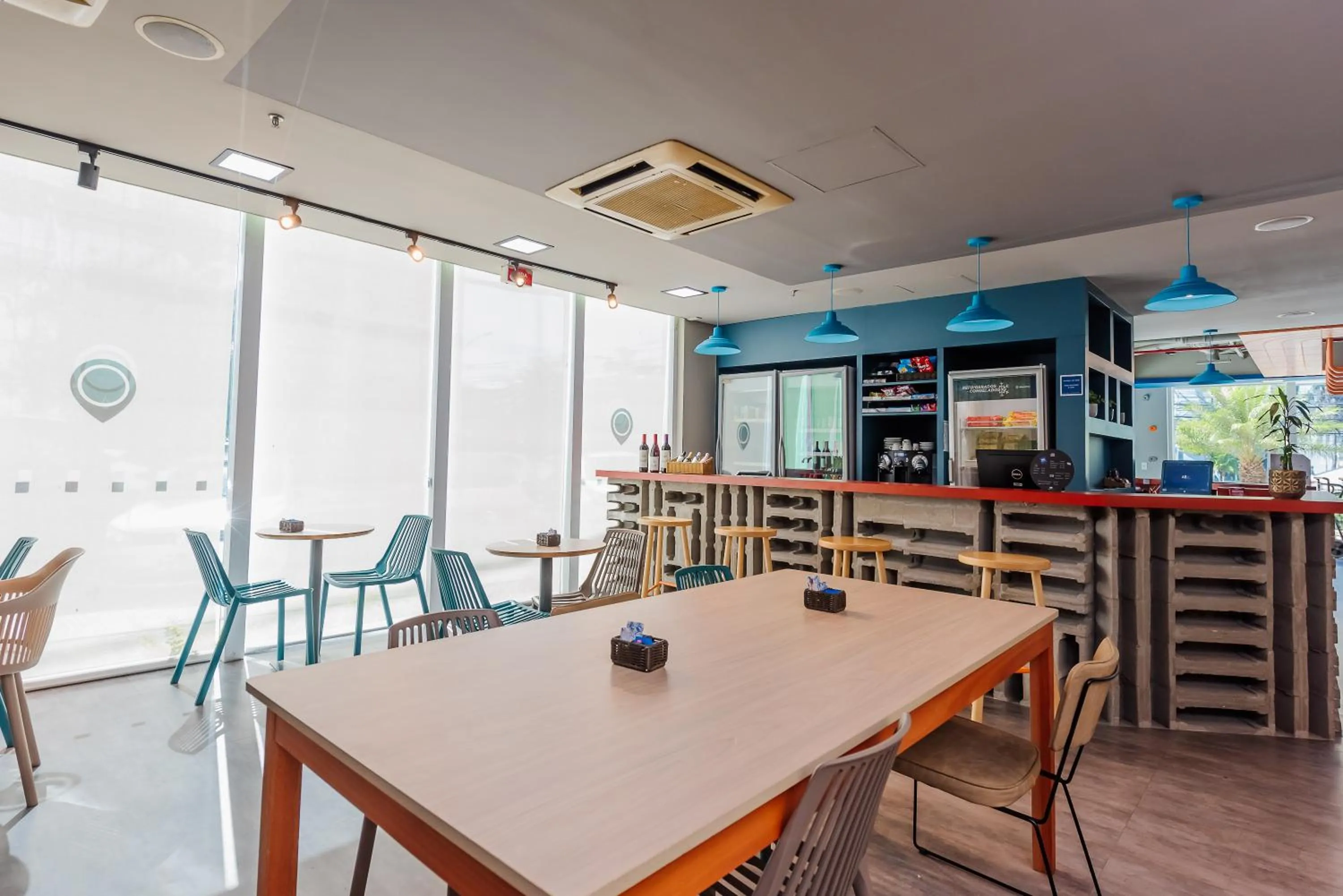 Lounge or bar in ibis budget Vitoria