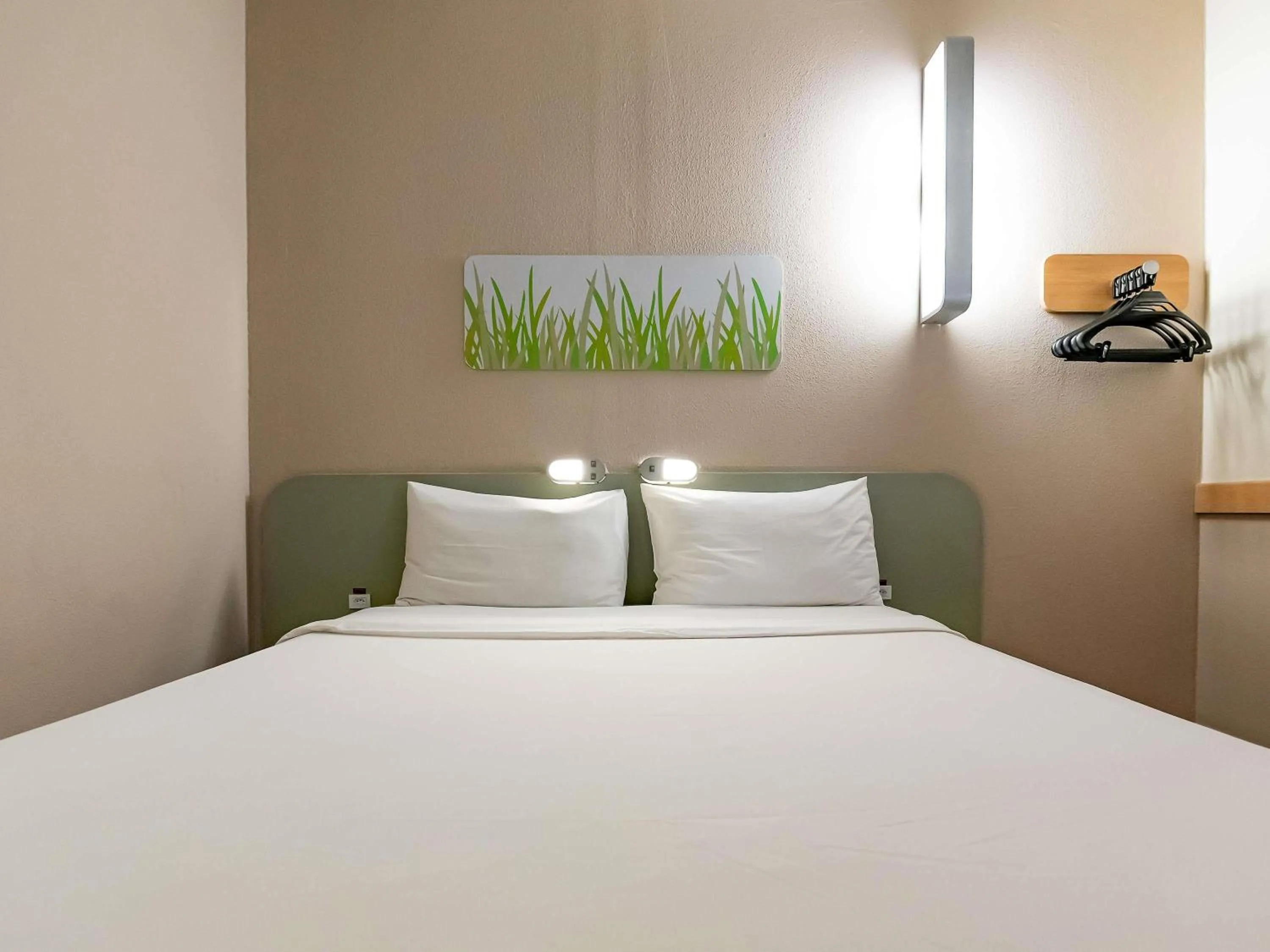 Bedroom, Bed in ibis budget Vitoria