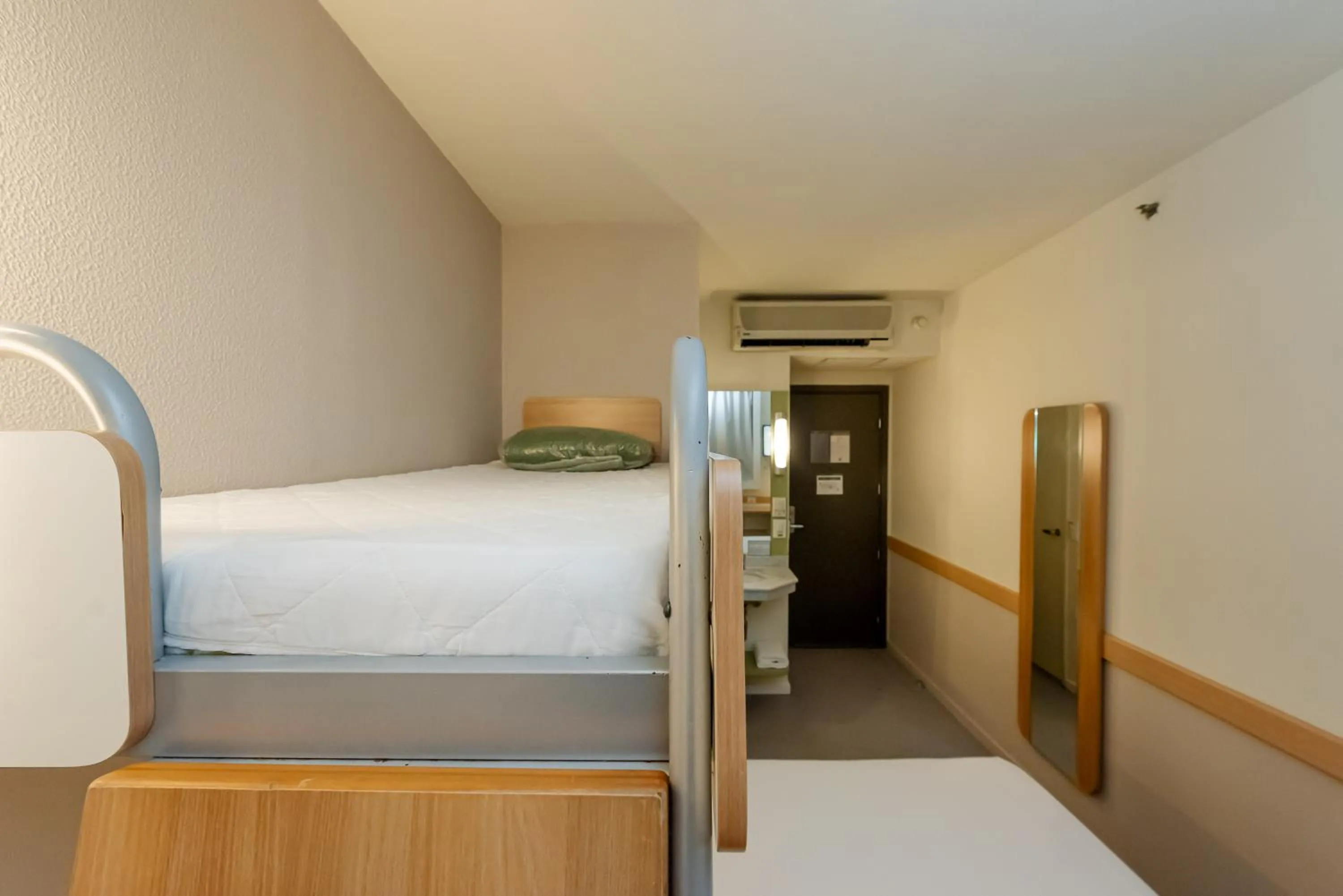 Bedroom, Bed in ibis budget Vitoria