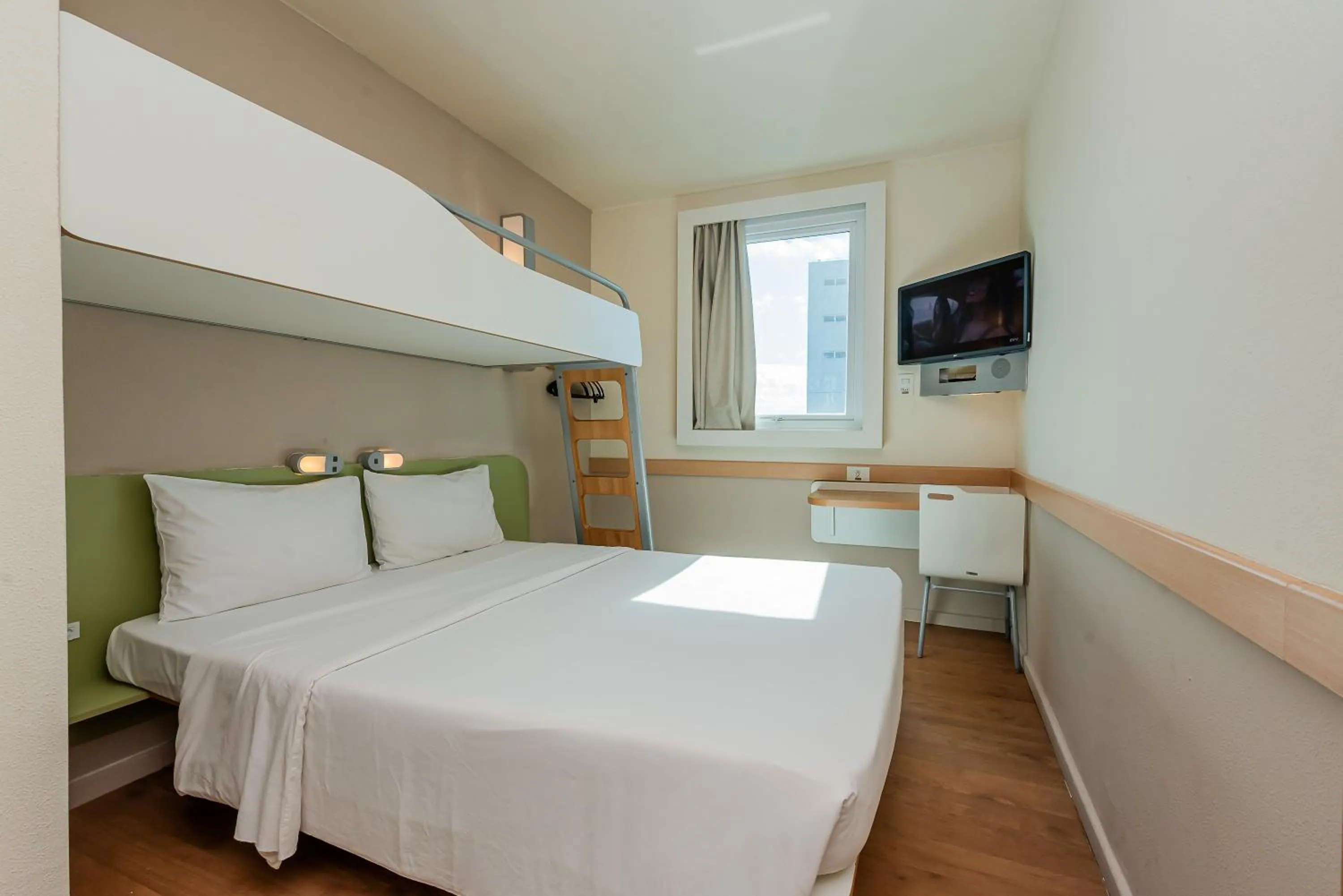 Bedroom, Bed in ibis budget Vitoria