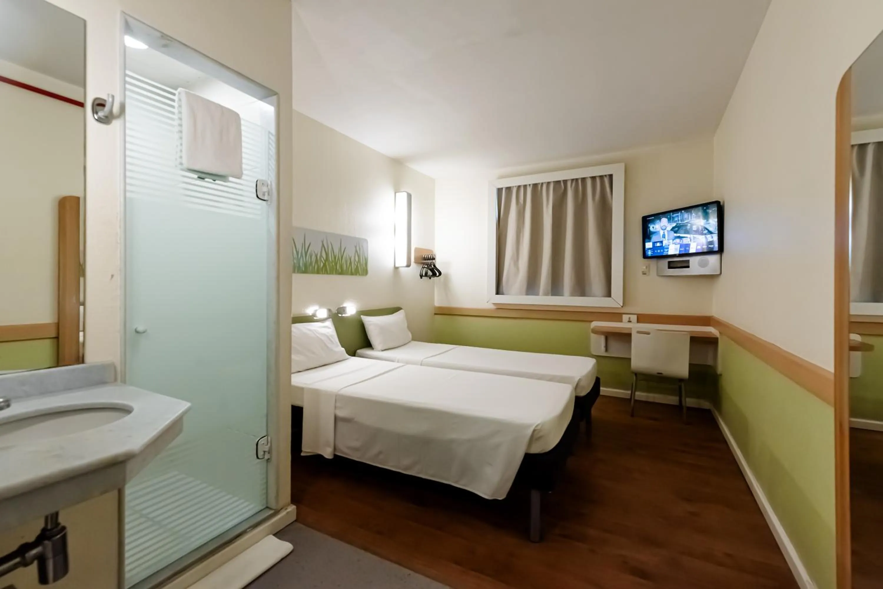 Bedroom, Bed in ibis budget Vitoria