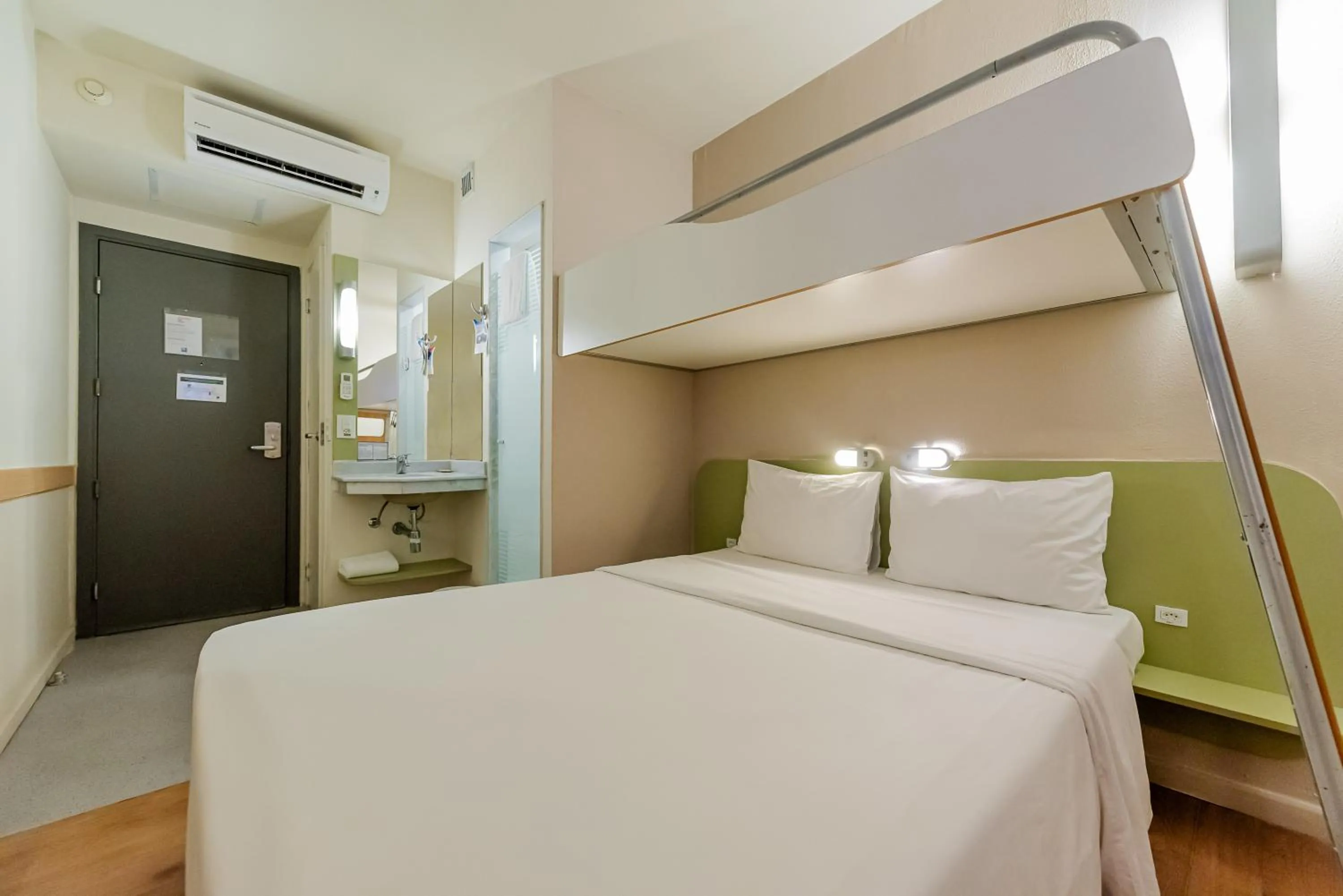 Bedroom, Bed in ibis budget Vitoria