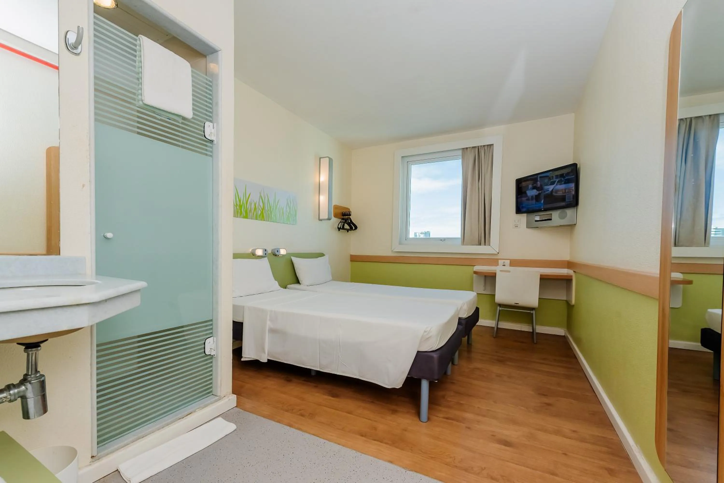 Bedroom, Bed in ibis budget Vitoria