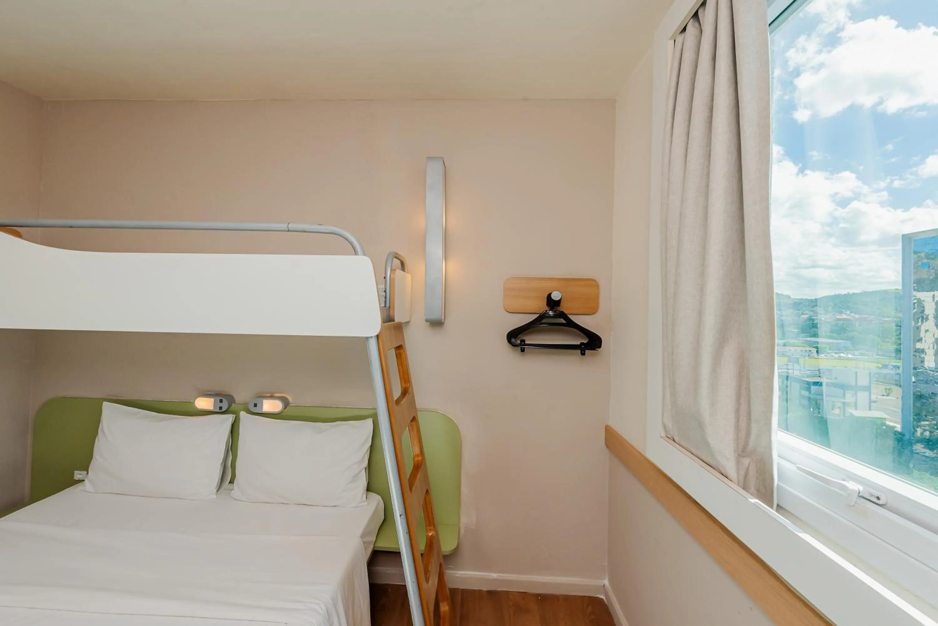 Bedroom, Bed in ibis budget Vitoria