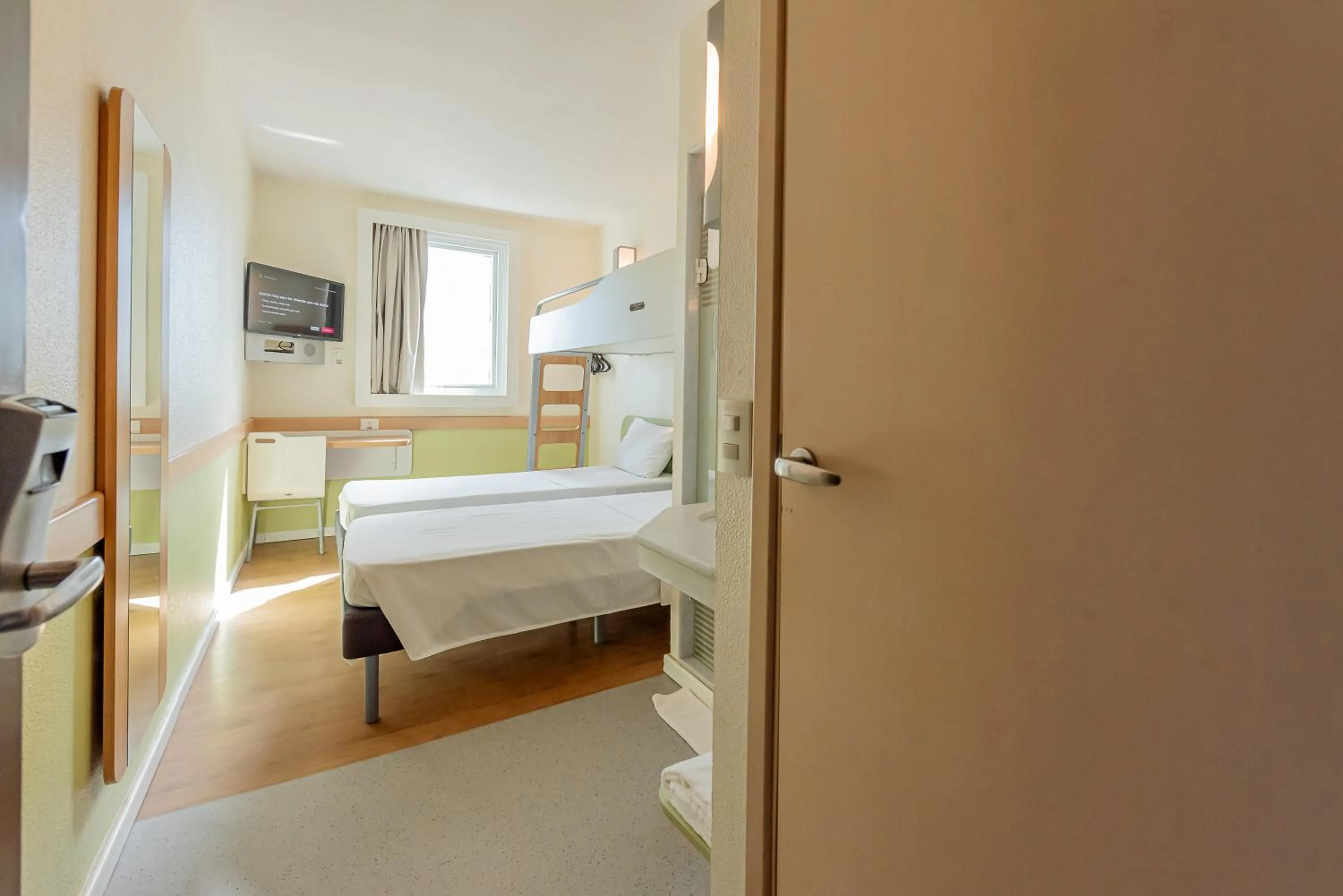 Bedroom, Bed in ibis budget Vitoria