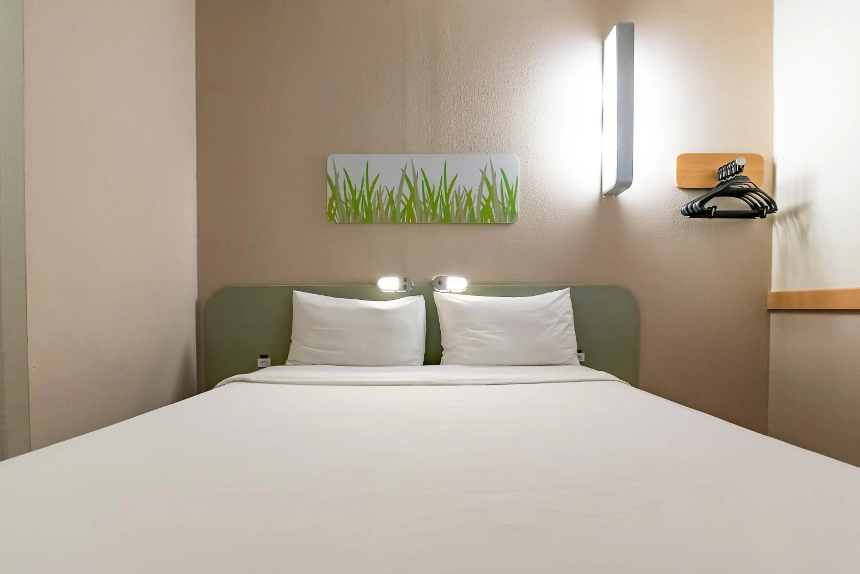 Bedroom, Bed in ibis budget Vitoria