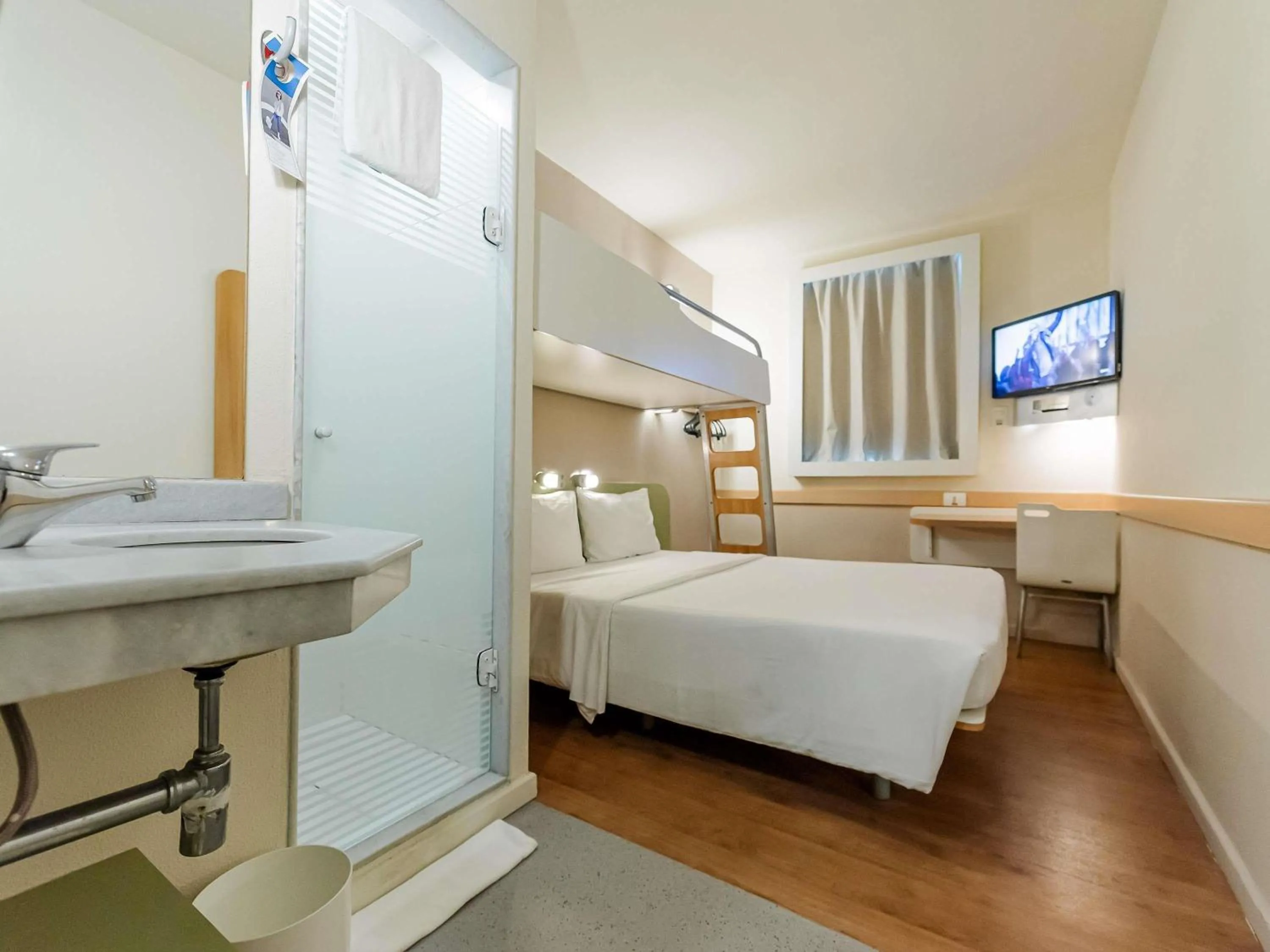 Bedroom, Bed in ibis budget Vitoria