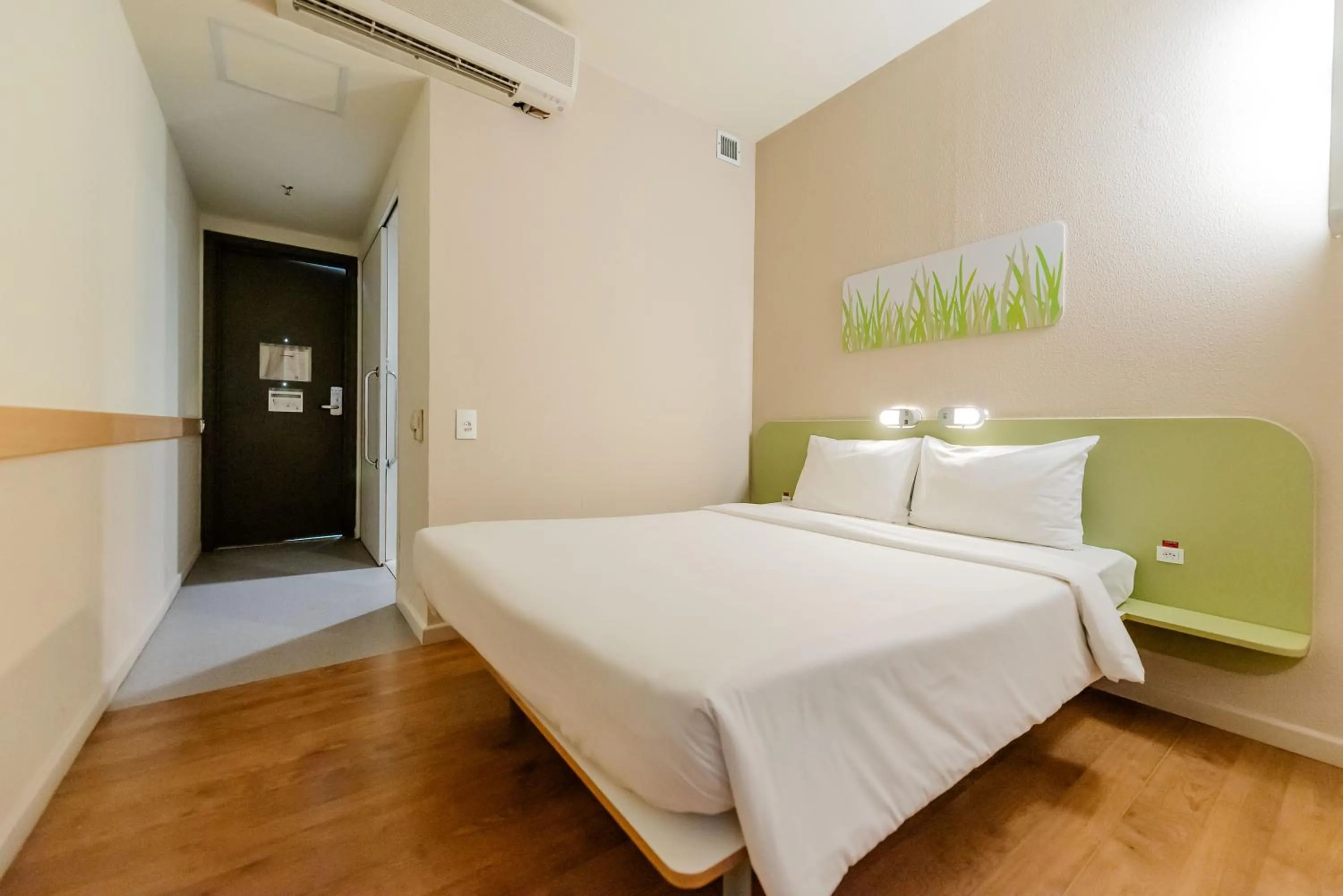 Bedroom, Bed in ibis budget Vitoria