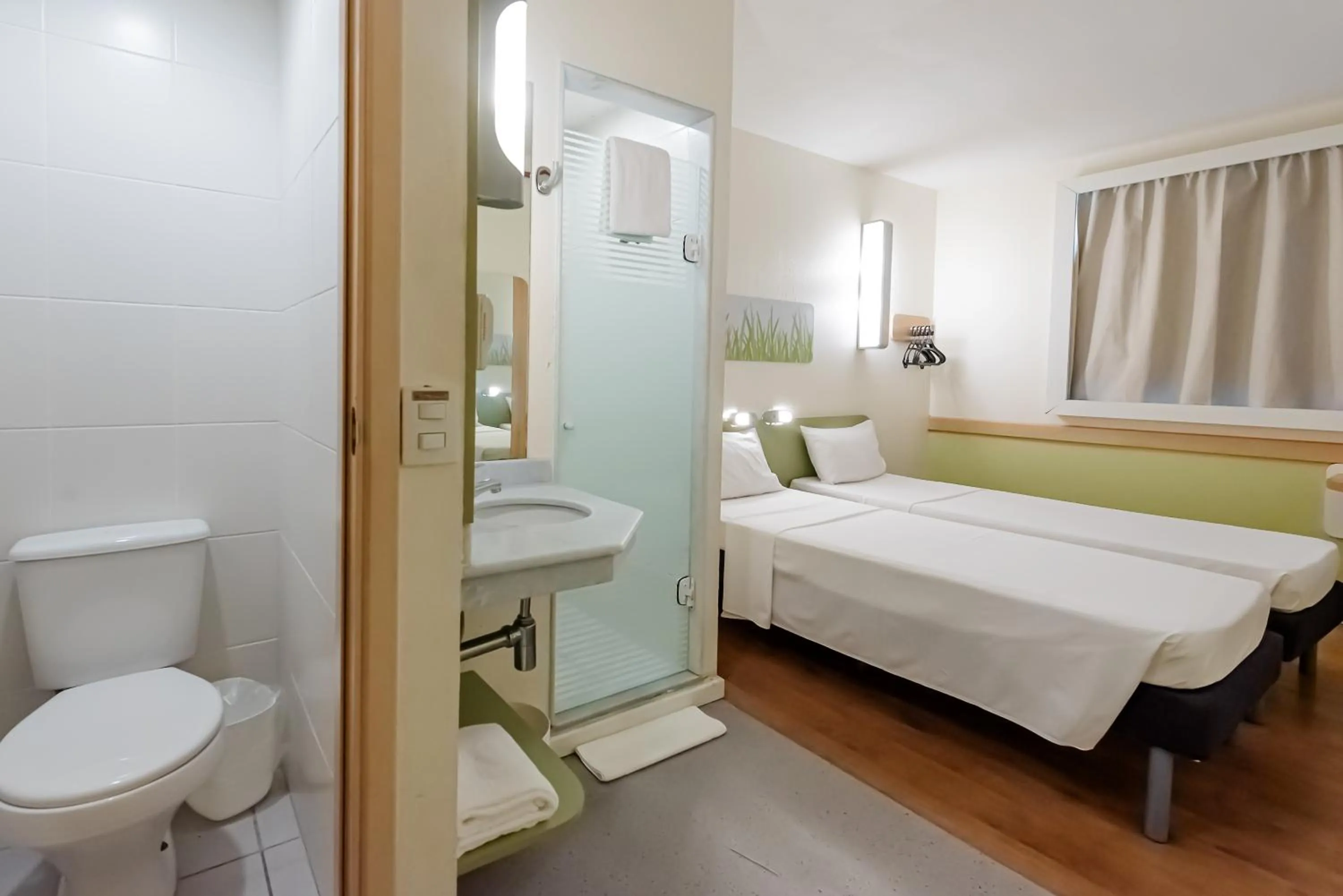 Bedroom, Bed in ibis budget Vitoria