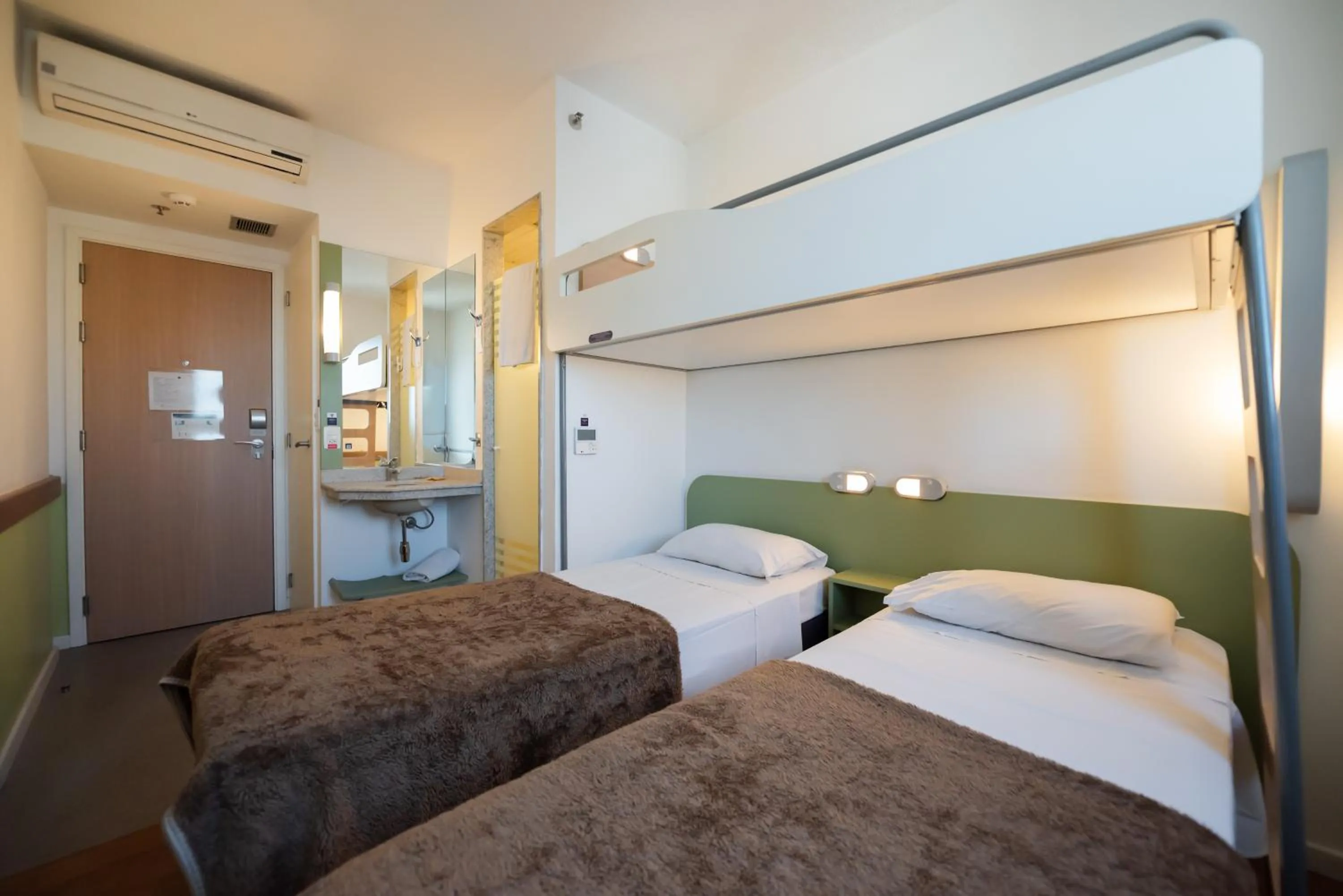 Photo of the whole room, Bed in ibis budget Porto Alegre - Super Econômico