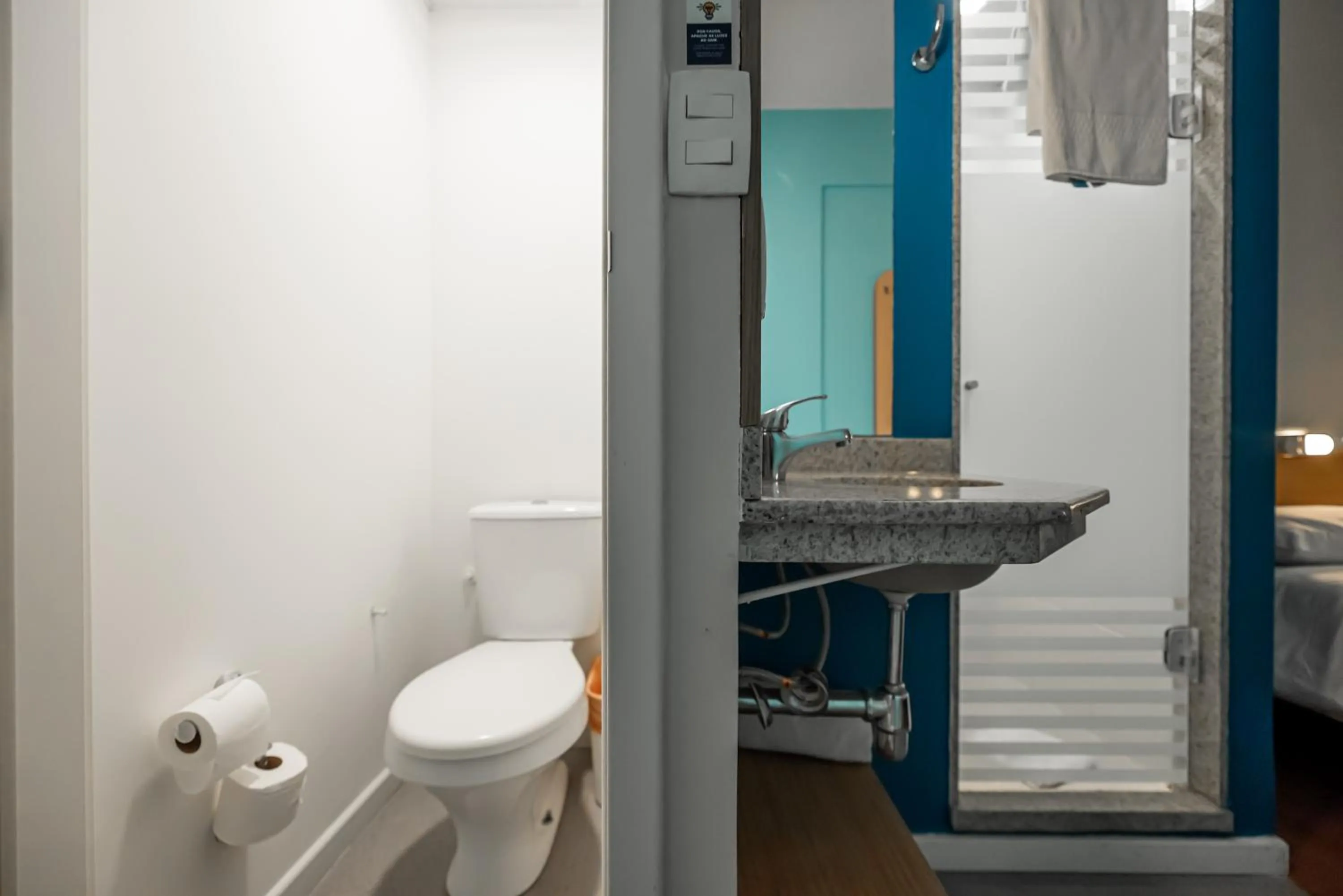 Bathroom in ibis budget Porto Alegre - Super Econômico
