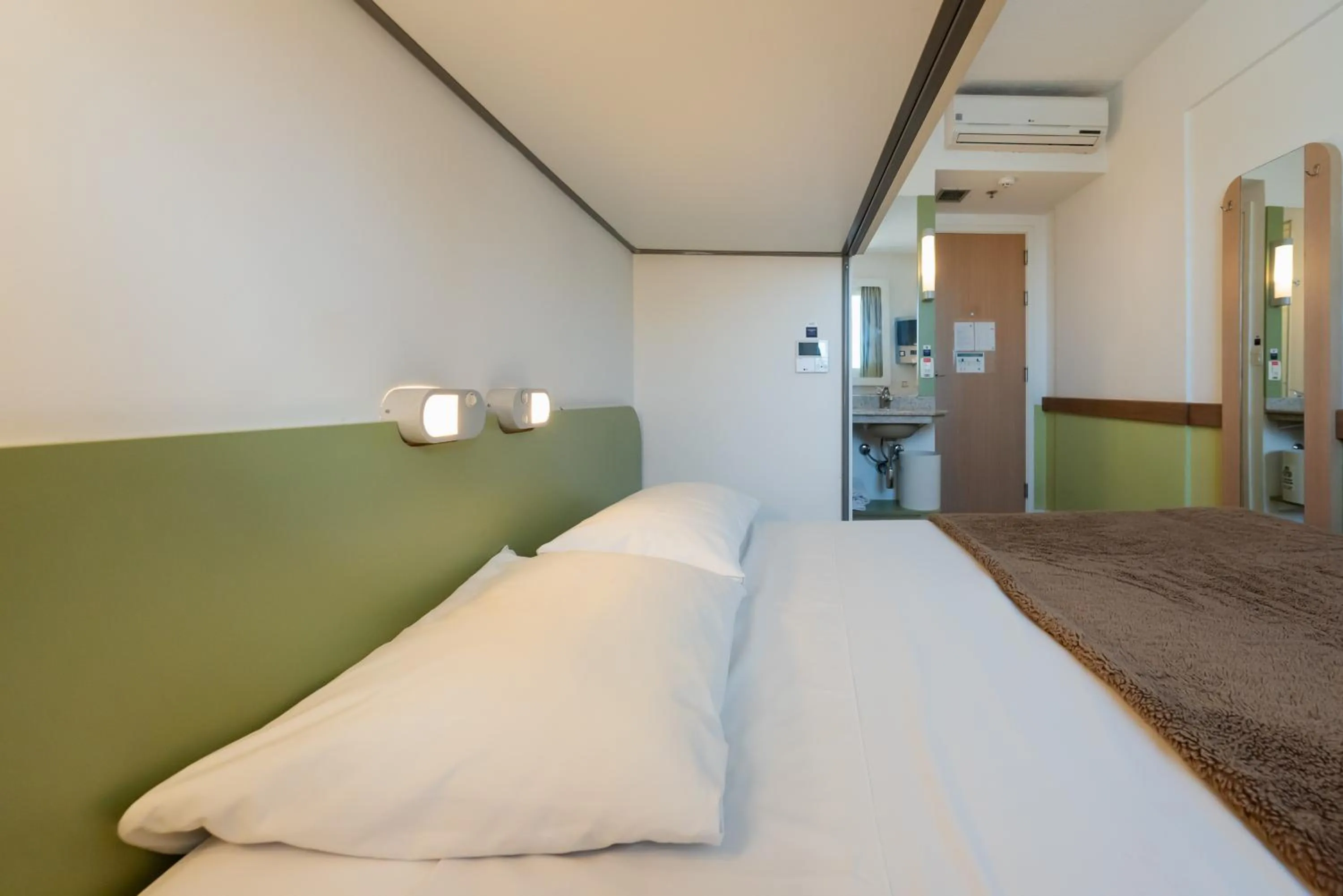 Photo of the whole room, Bed in ibis budget Porto Alegre - Super Econômico