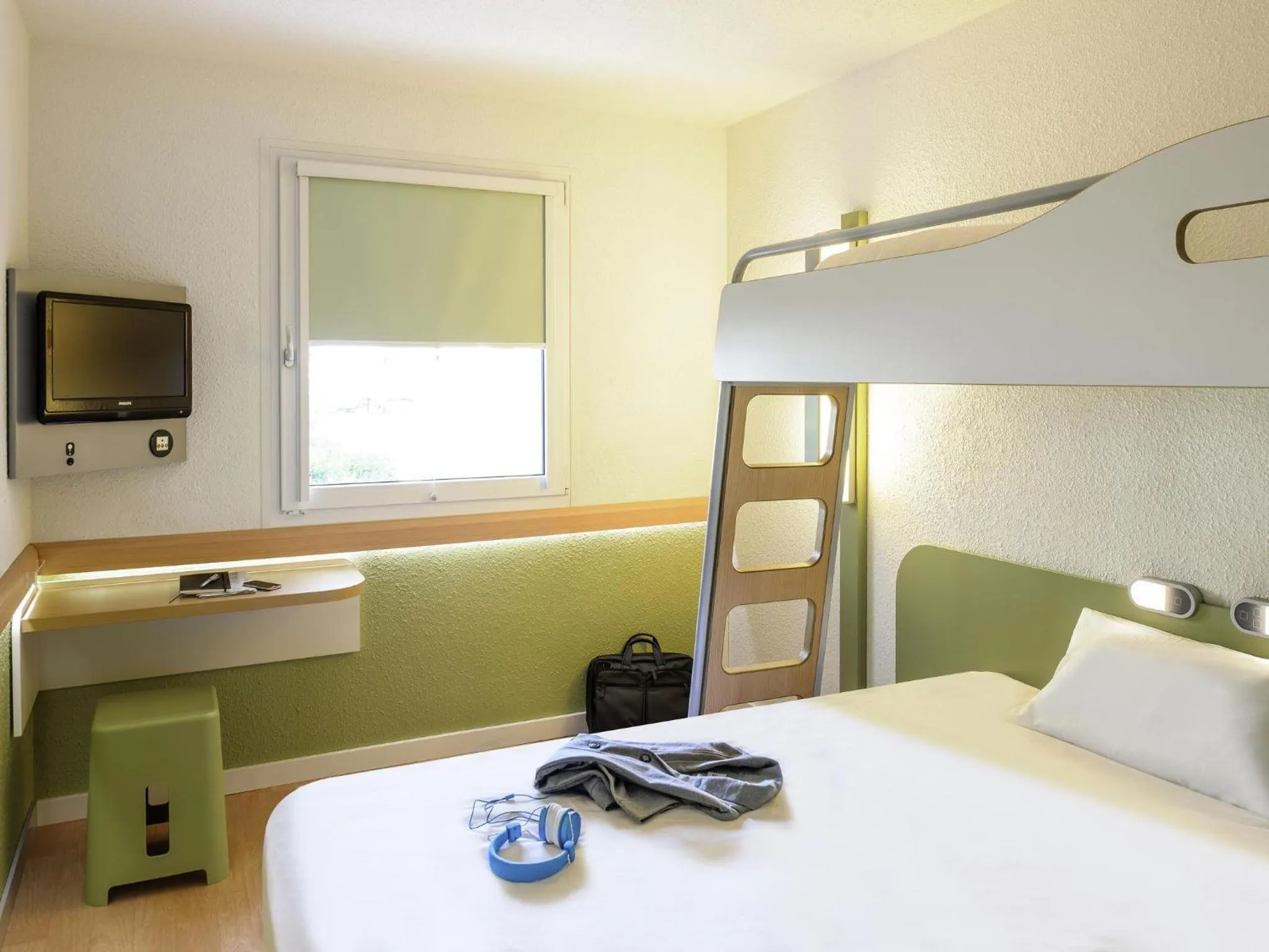 Bedroom, Bed in ibis budget Troyes Est
