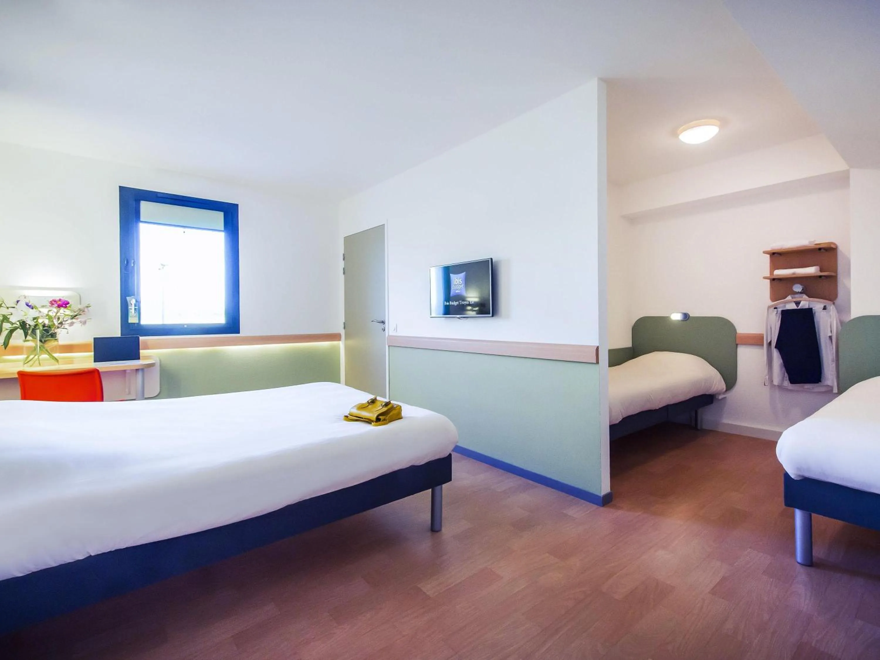 Bedroom, Bed in ibis budget Troyes Est